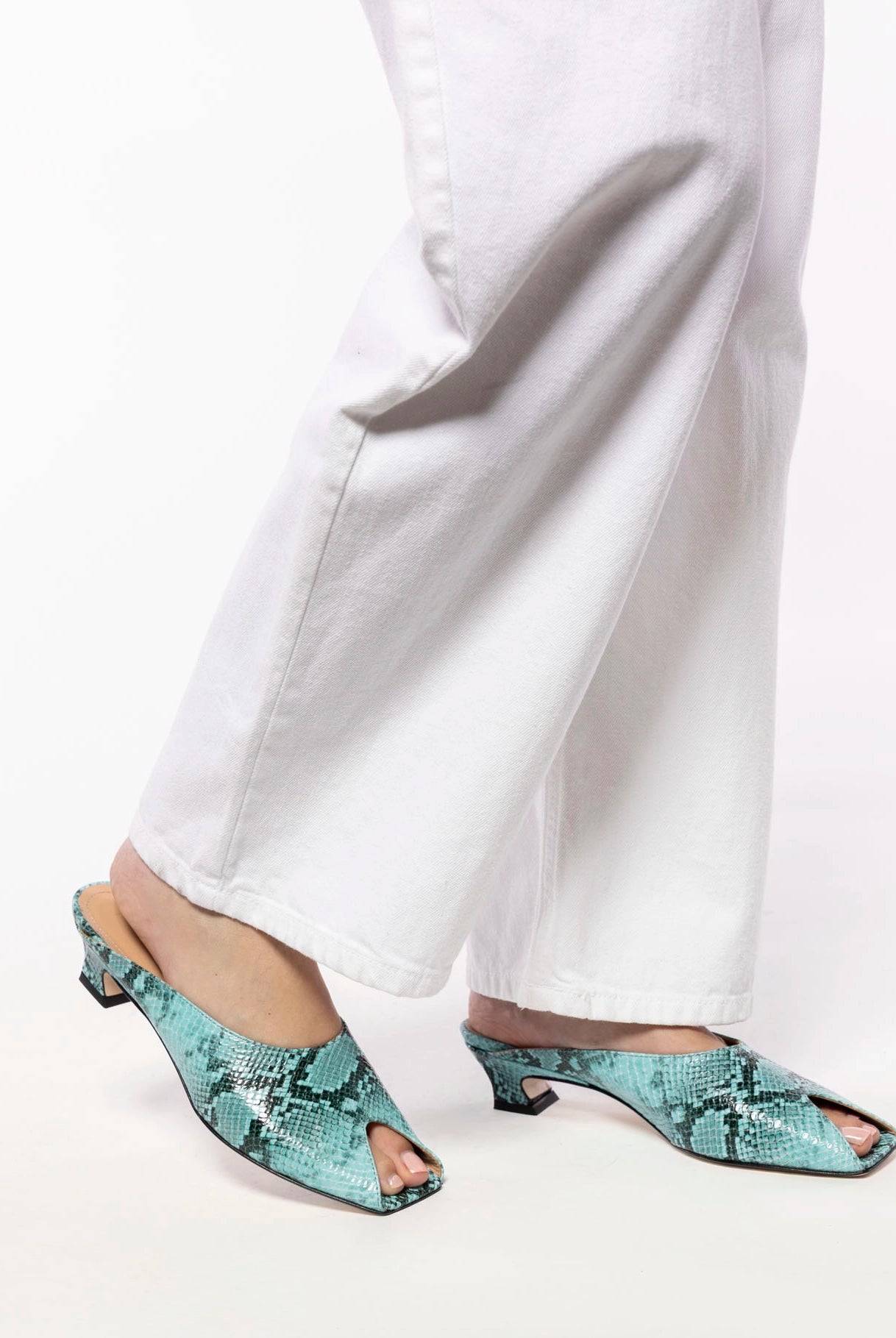 swatch_Turquoise Snake leather peep toe mule L'idea