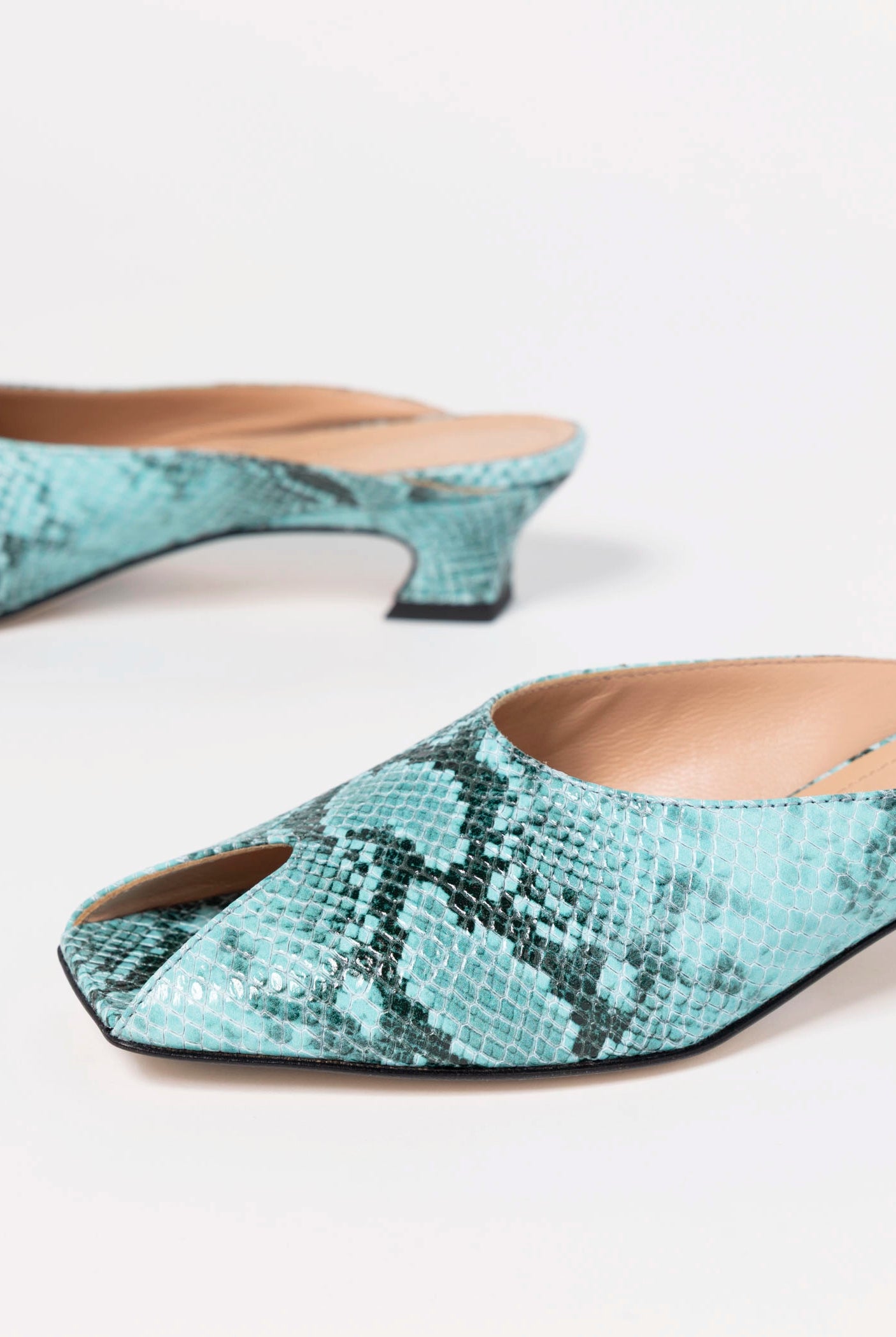 swatch_Turquoise Snake leather peep toe mule L'idea