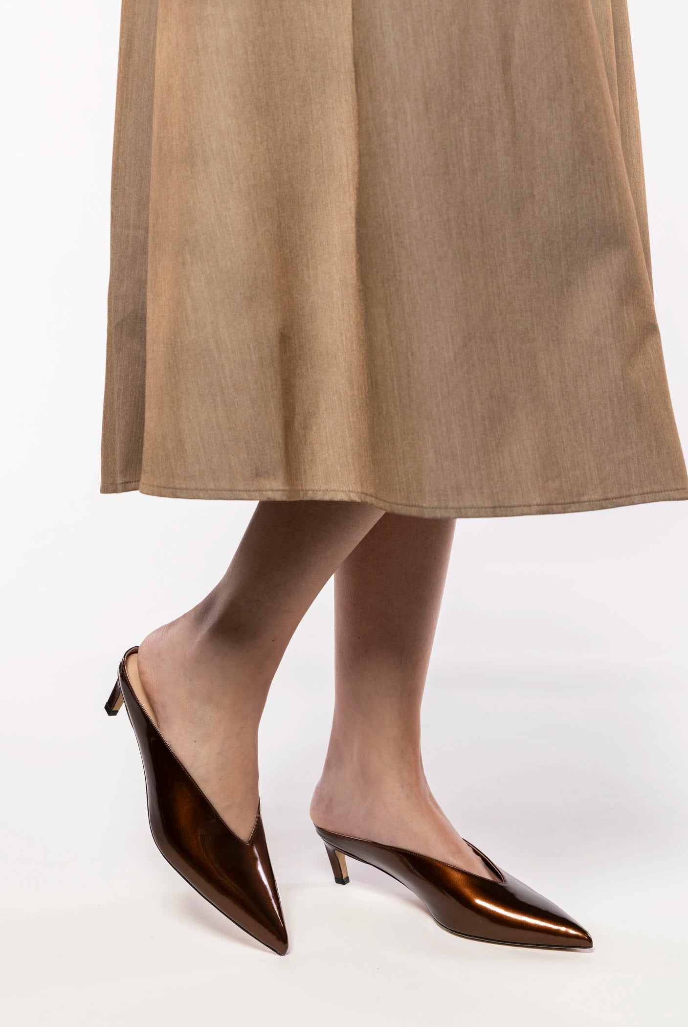 swatch_Bronze Patent pointed toe mule