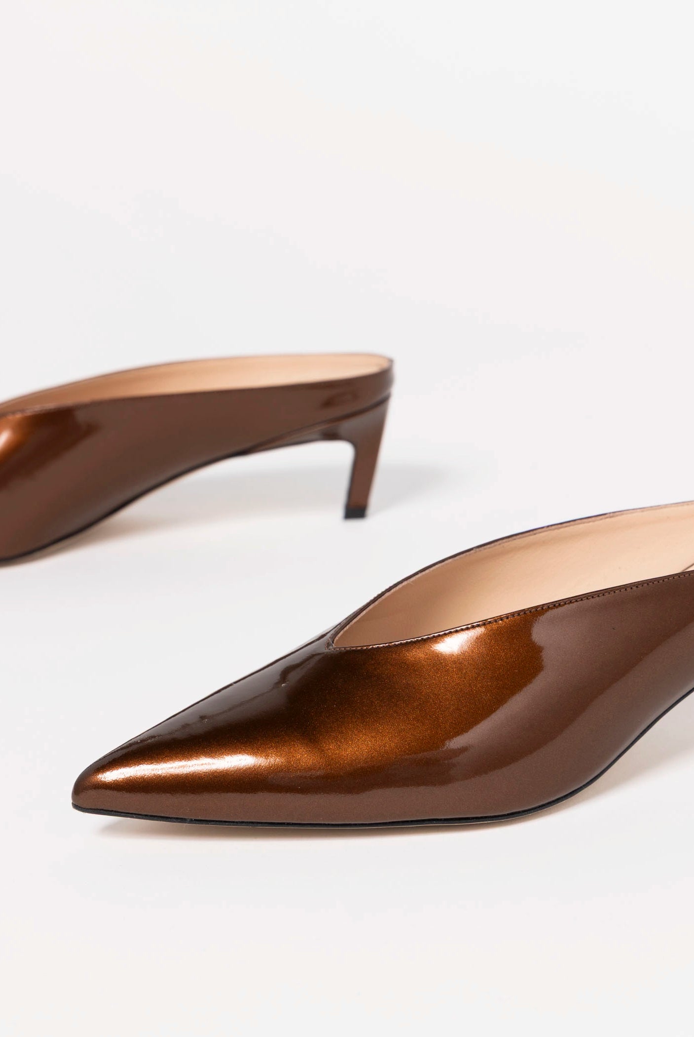 swatch_Bronze Patent pointed toe mule