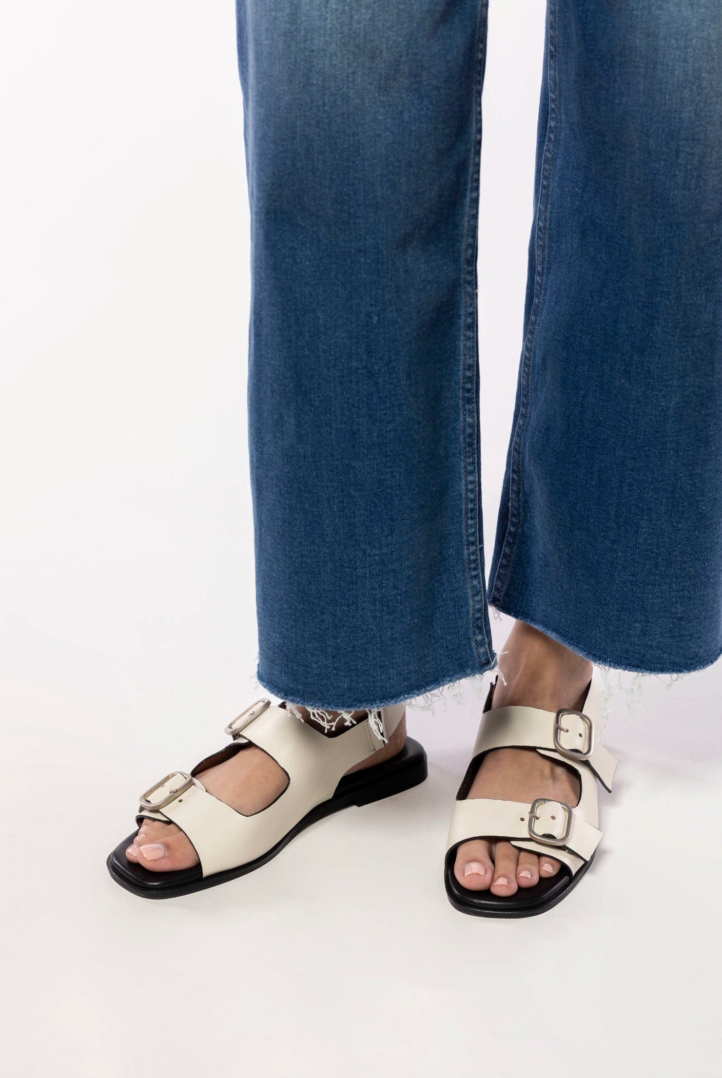 swatch_Off White Leather buckle flat sandal