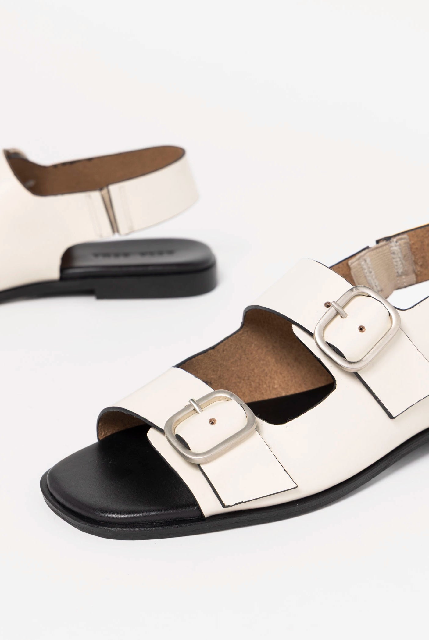 swatch_Off White Leather buckle flat sandal