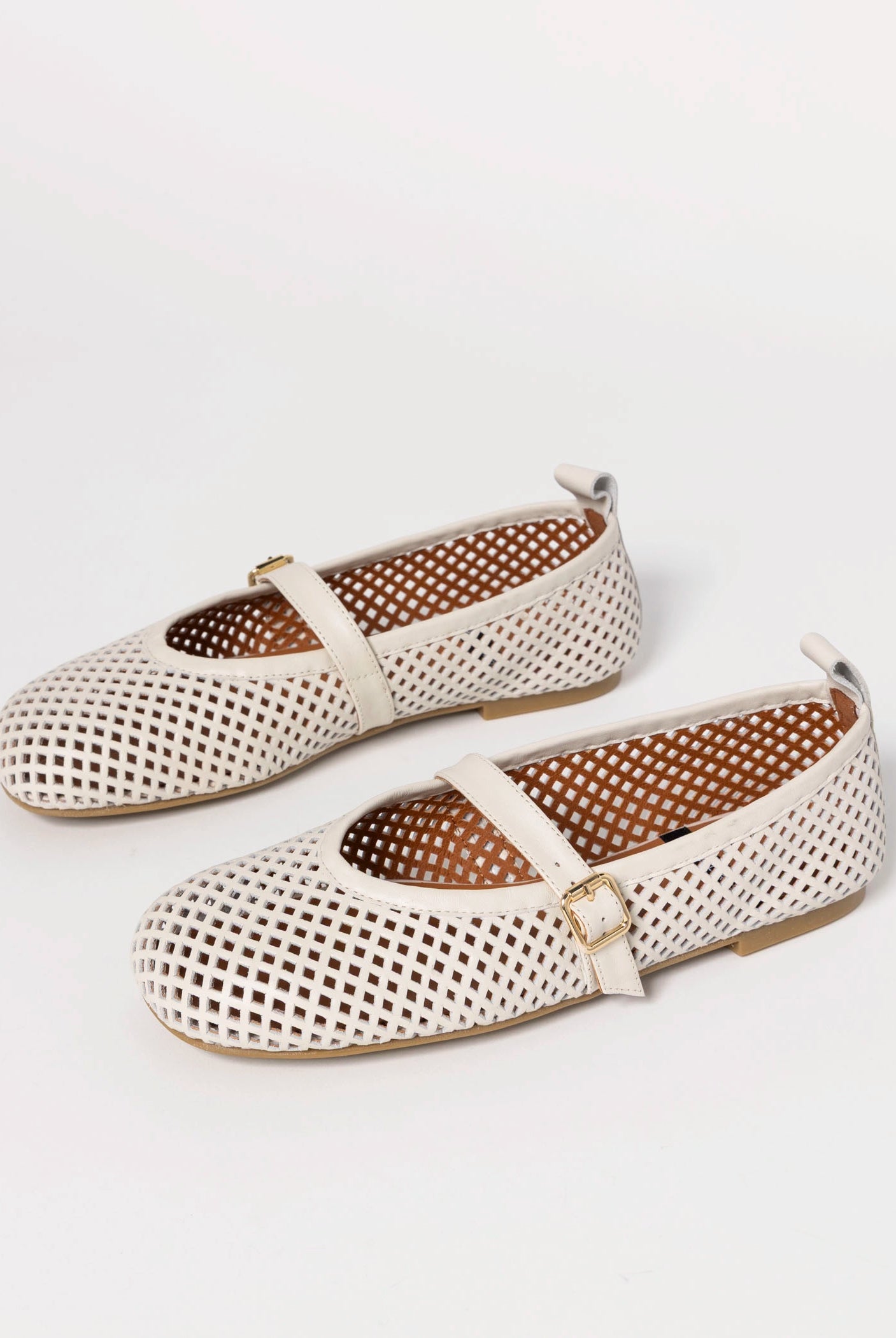 swatch_Bone Leather tiziana perforated flat angel alarcon