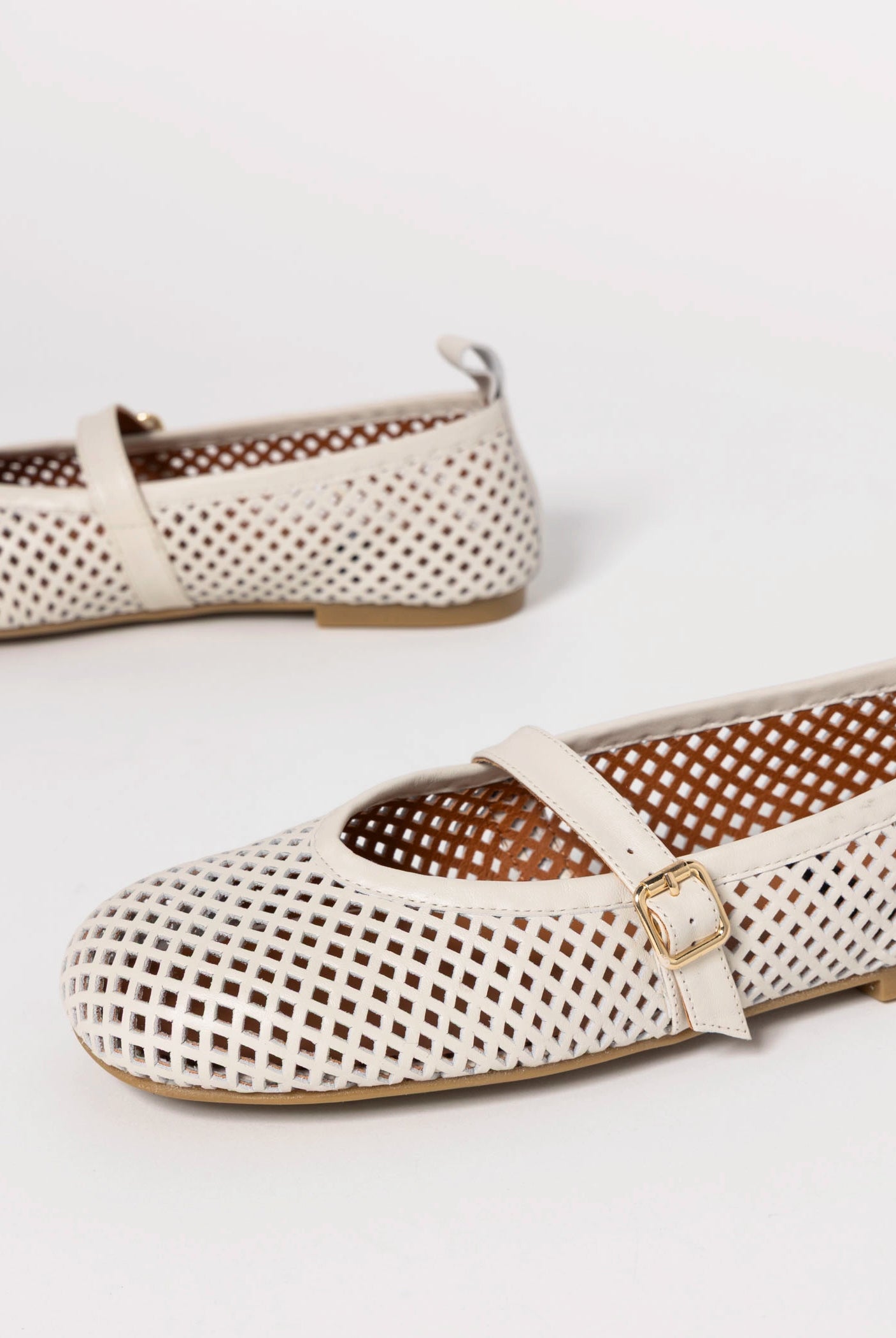 swatch_Bone Leather tiziana perforated flat angel alarcon