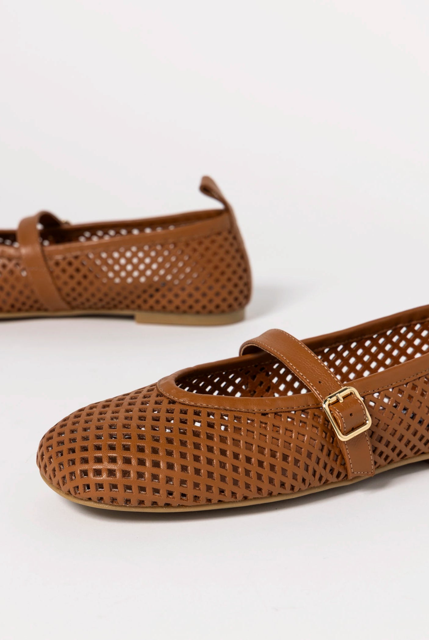 swatch_Cuoio Leather tiziana perforated flat angel alarcon