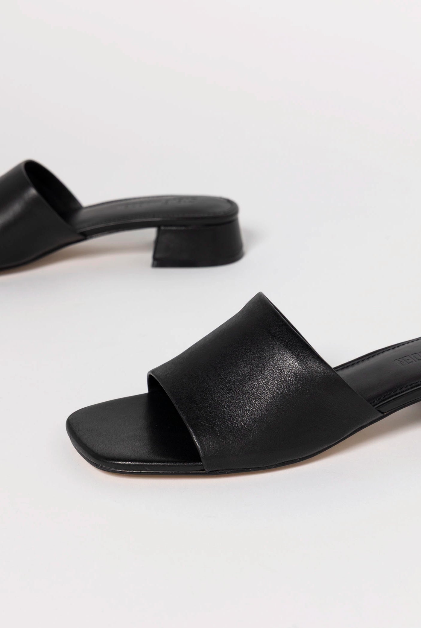 swatch_Black steve madden montgomery slide sandal