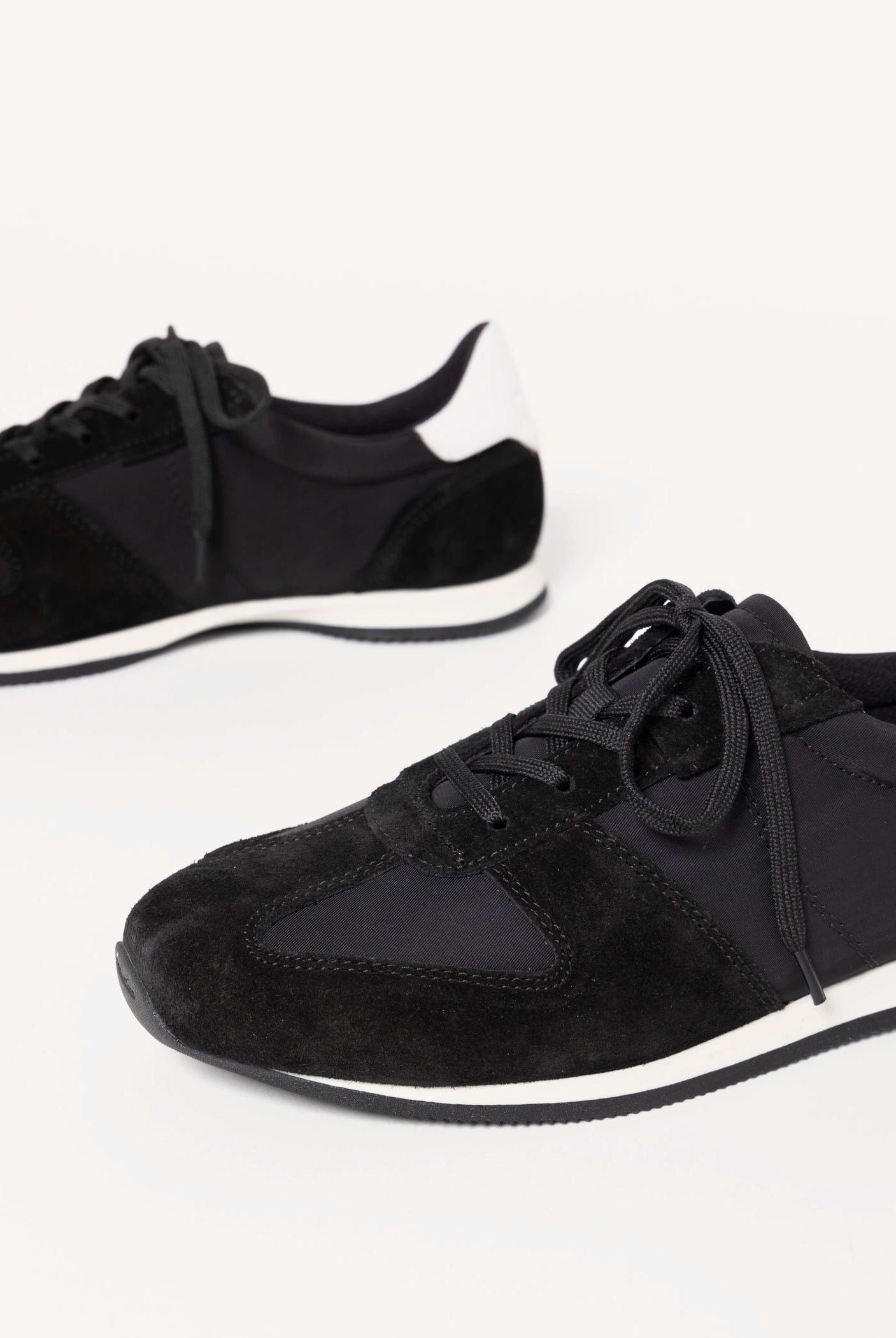 swatch_Black vagabond yasmin sneakers