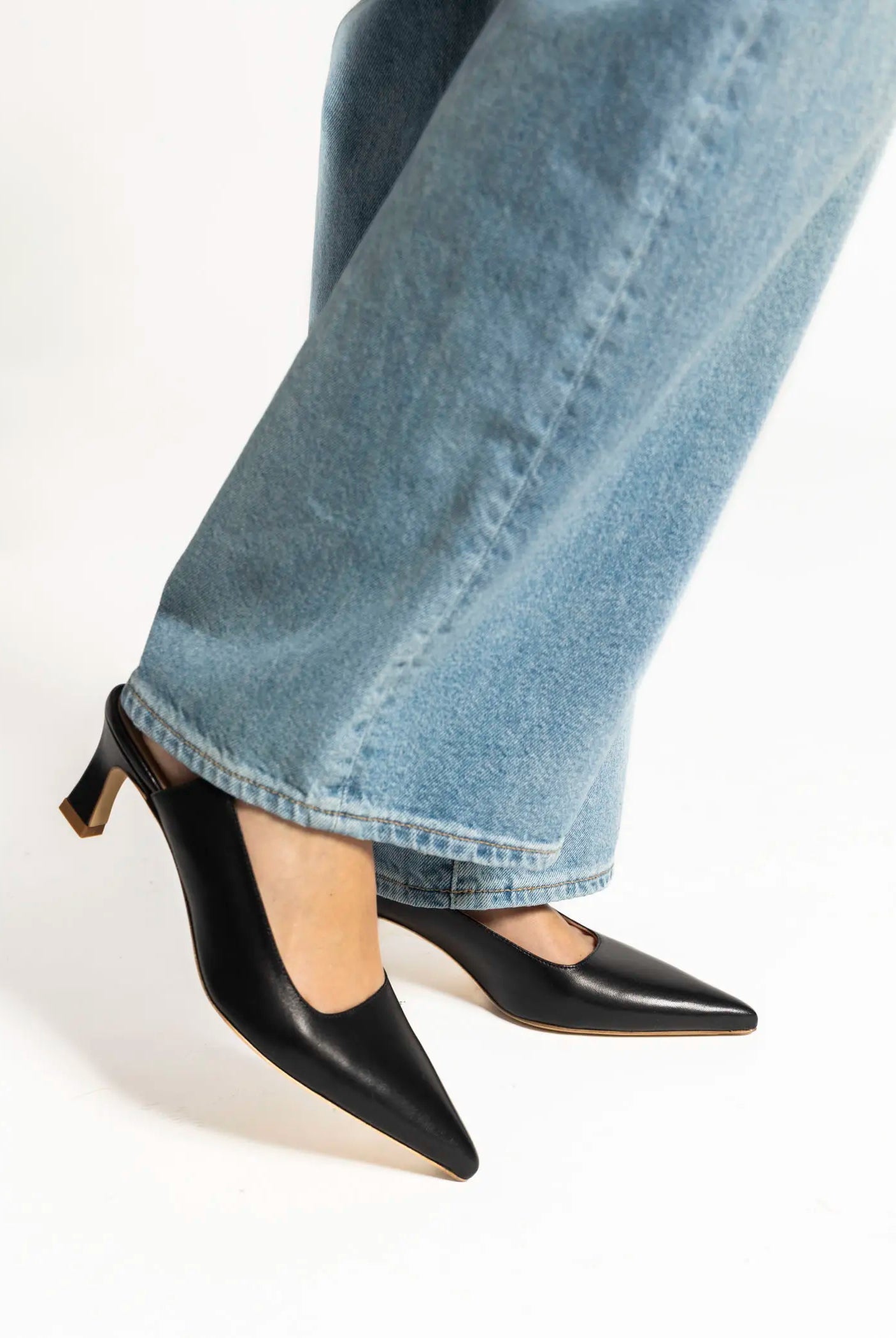 swatch_black leather pointed toe slingback pump heels