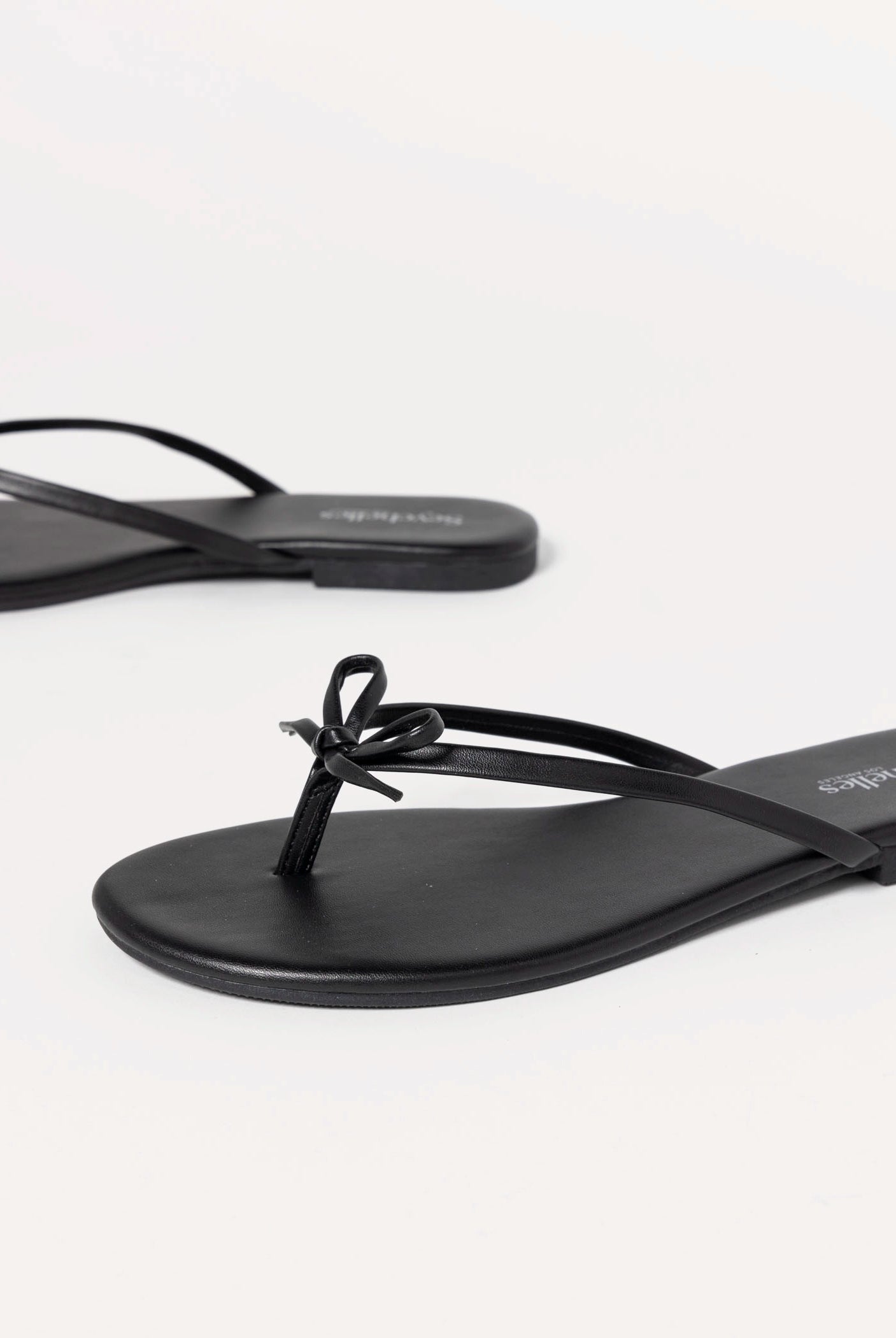 swatch_black wishlist flip flop flat sandals
