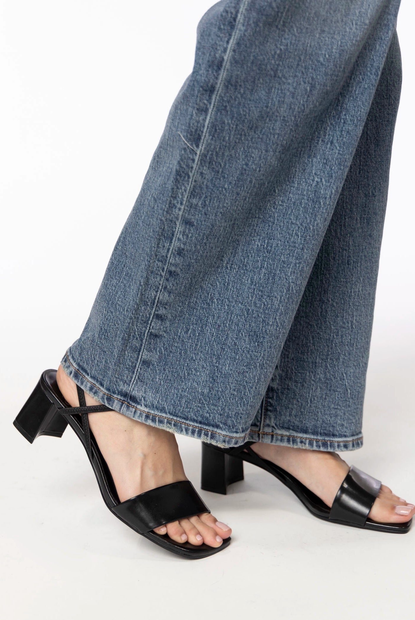 swatch_Black Leather jeffrey campbell adapt sandal