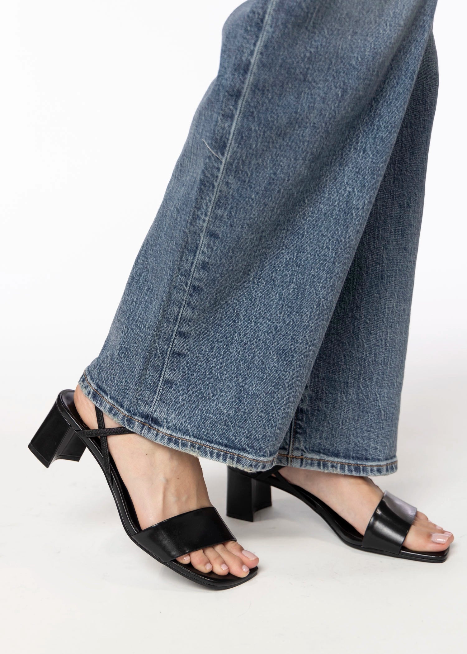 swatch_Black Leather jeffrey campbell adapt sandal
