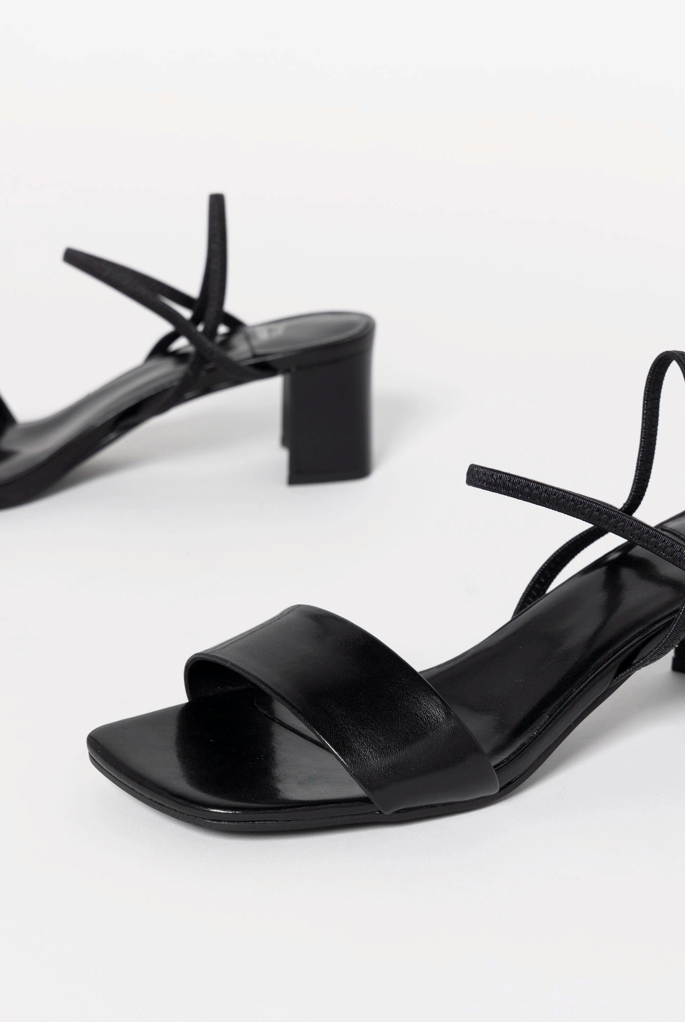 swatch_Black Leather jeffrey campbell adapt sandal