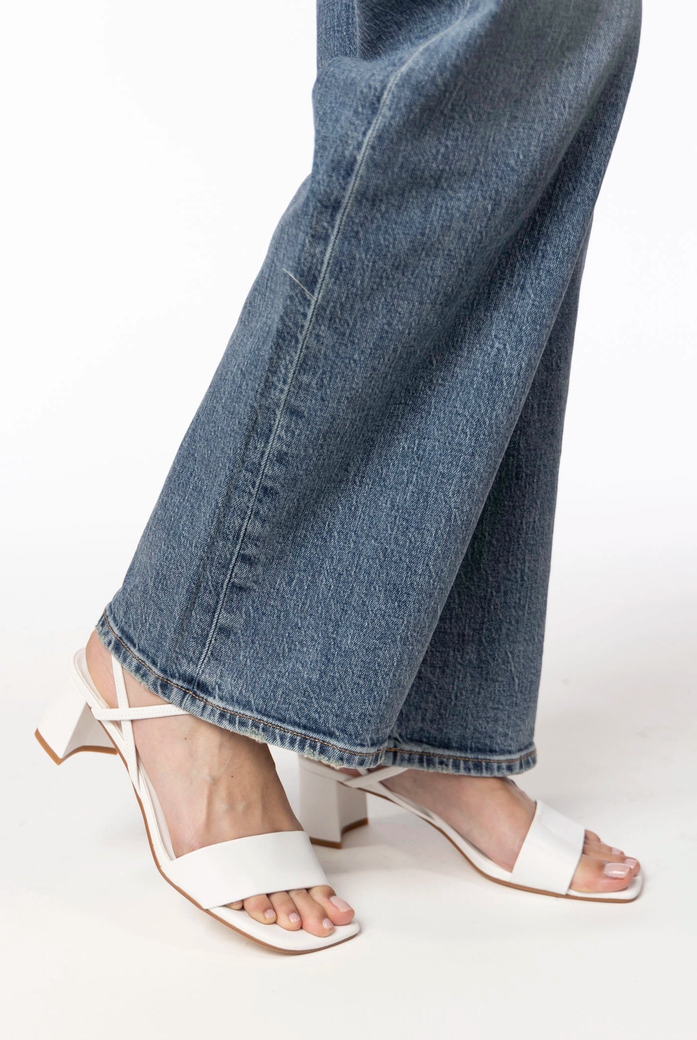 swatch_White Leather jeffrey campbell adapt sandal