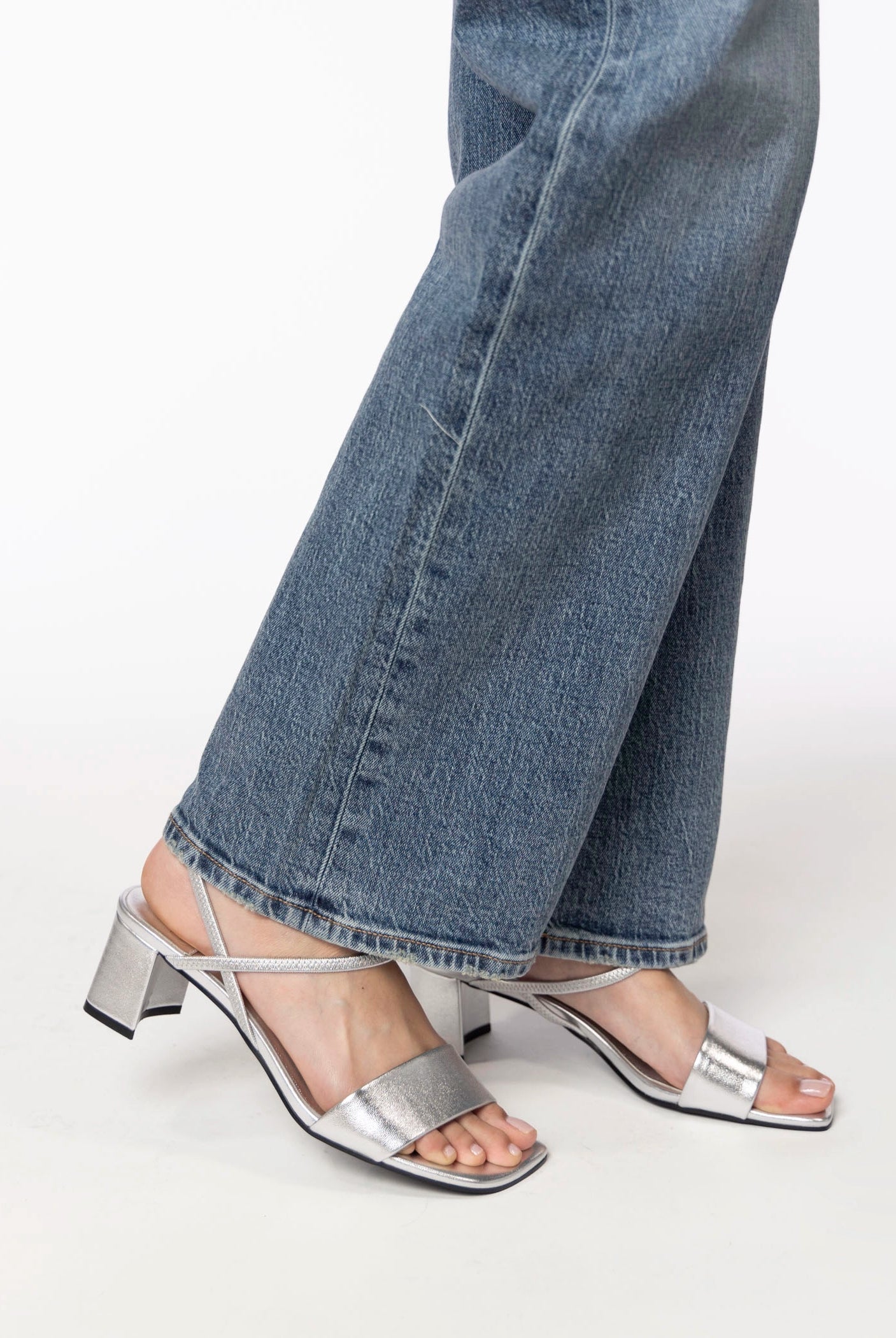 swatch_Silver Leather jeffrey campbell adapt sandal