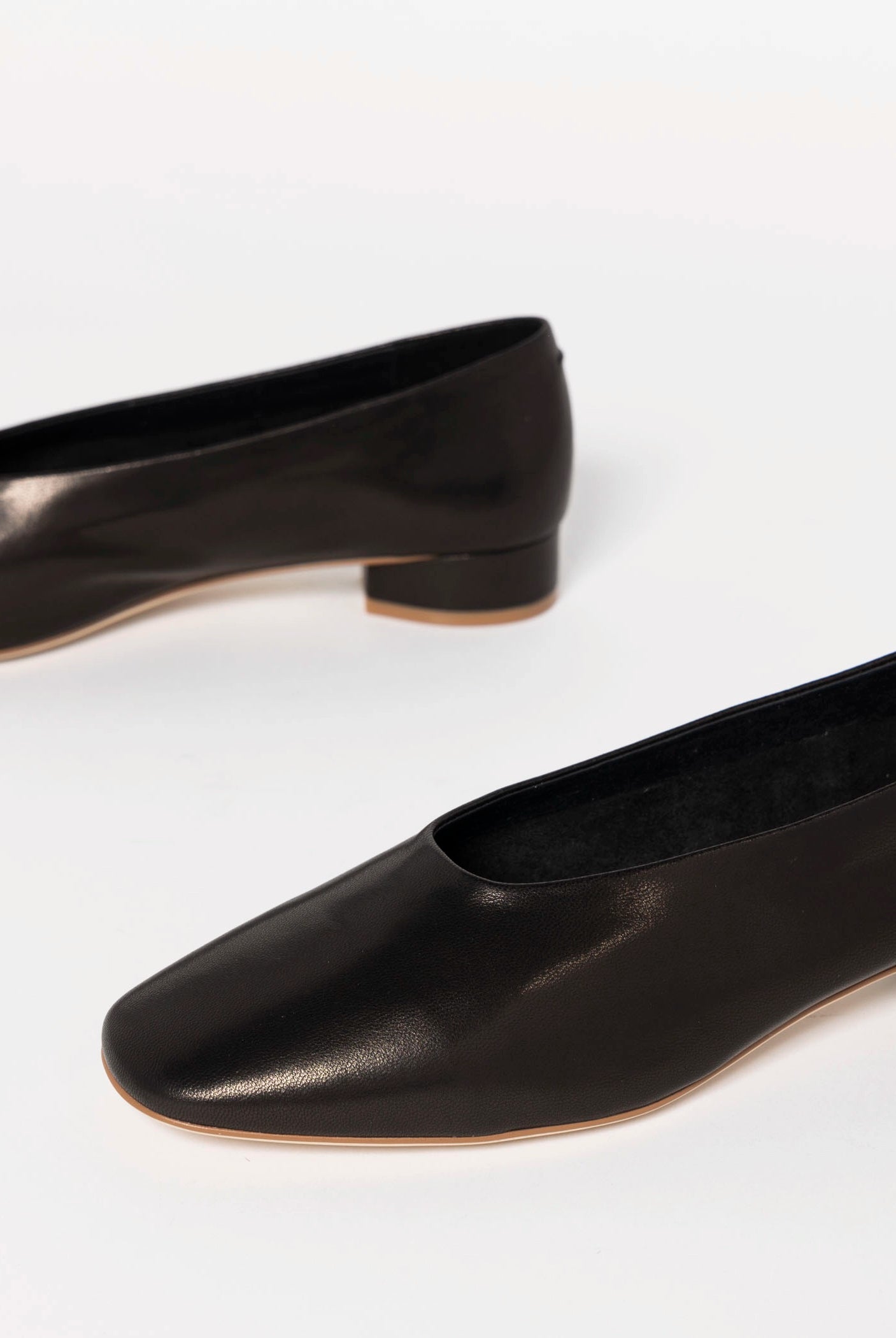 swatch_Black Leather jeffrey campbell trustee leather pump