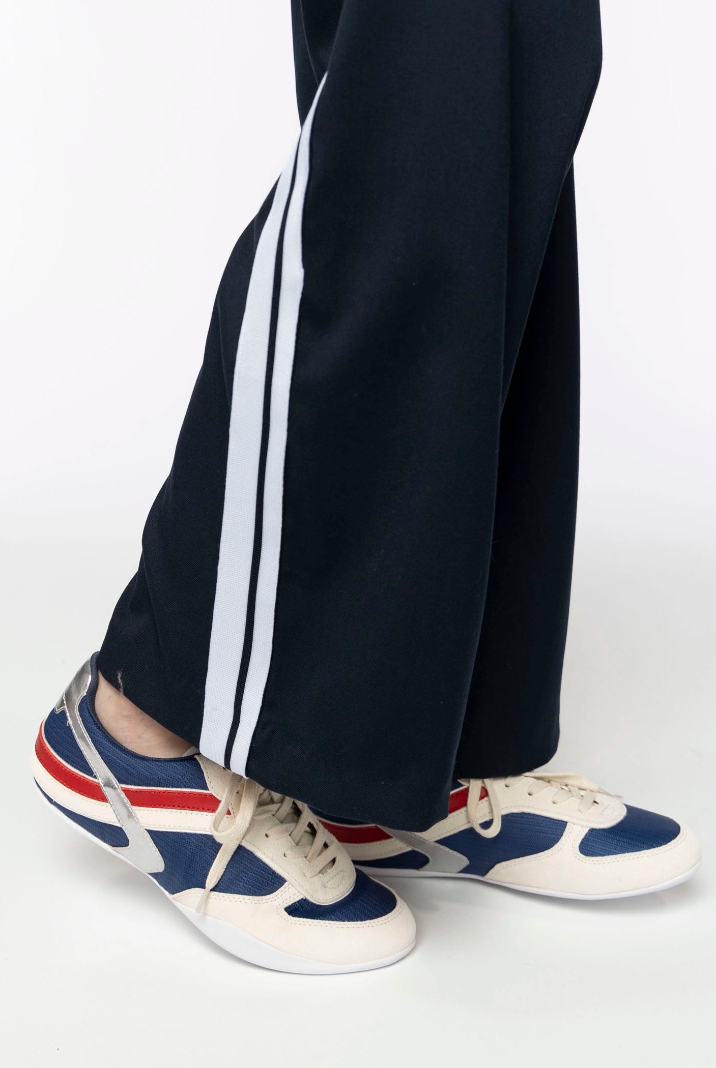 swatch_Navy Combo silent d girly sneaker