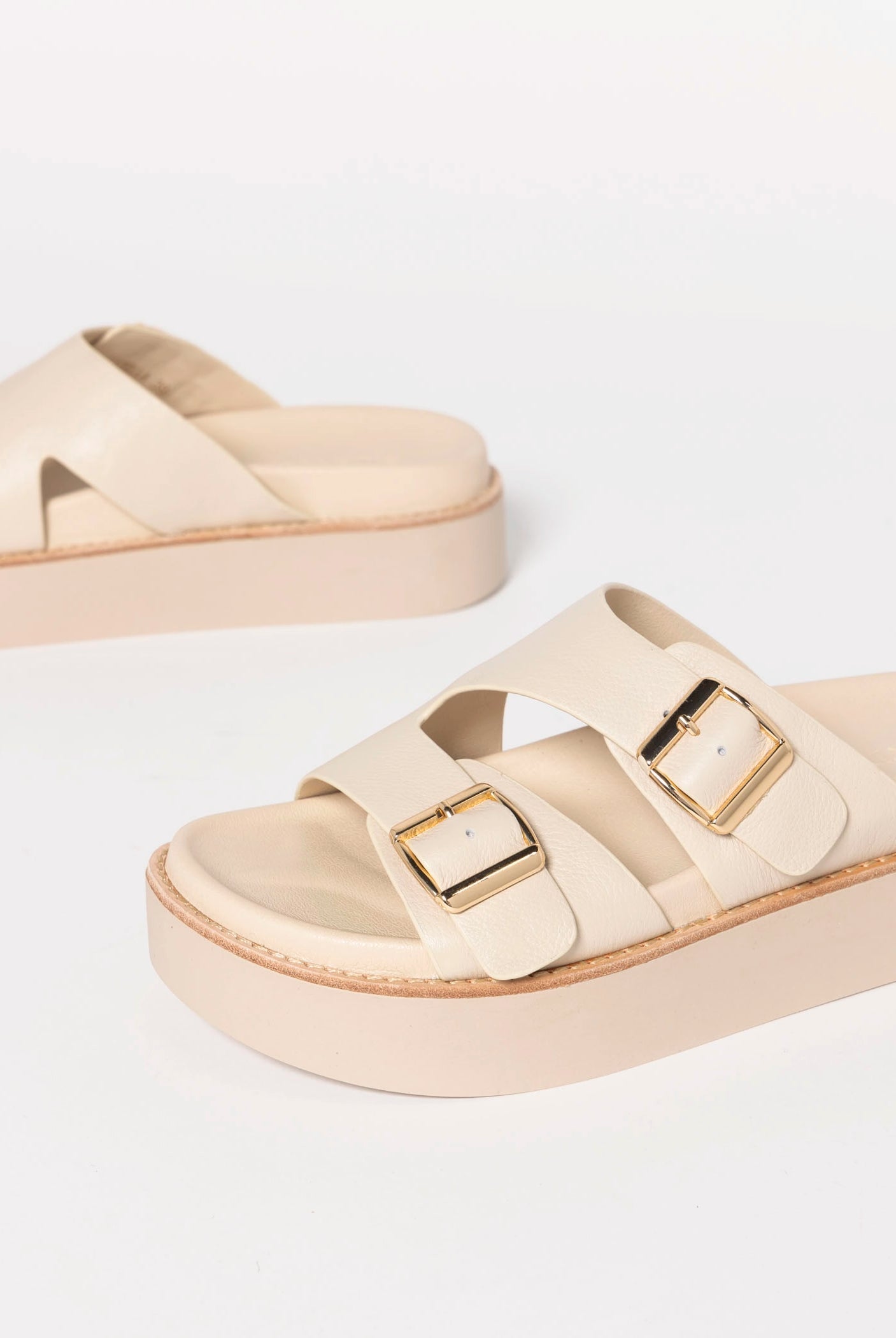 swatch_Milk Leather silent d gizella platform sandal