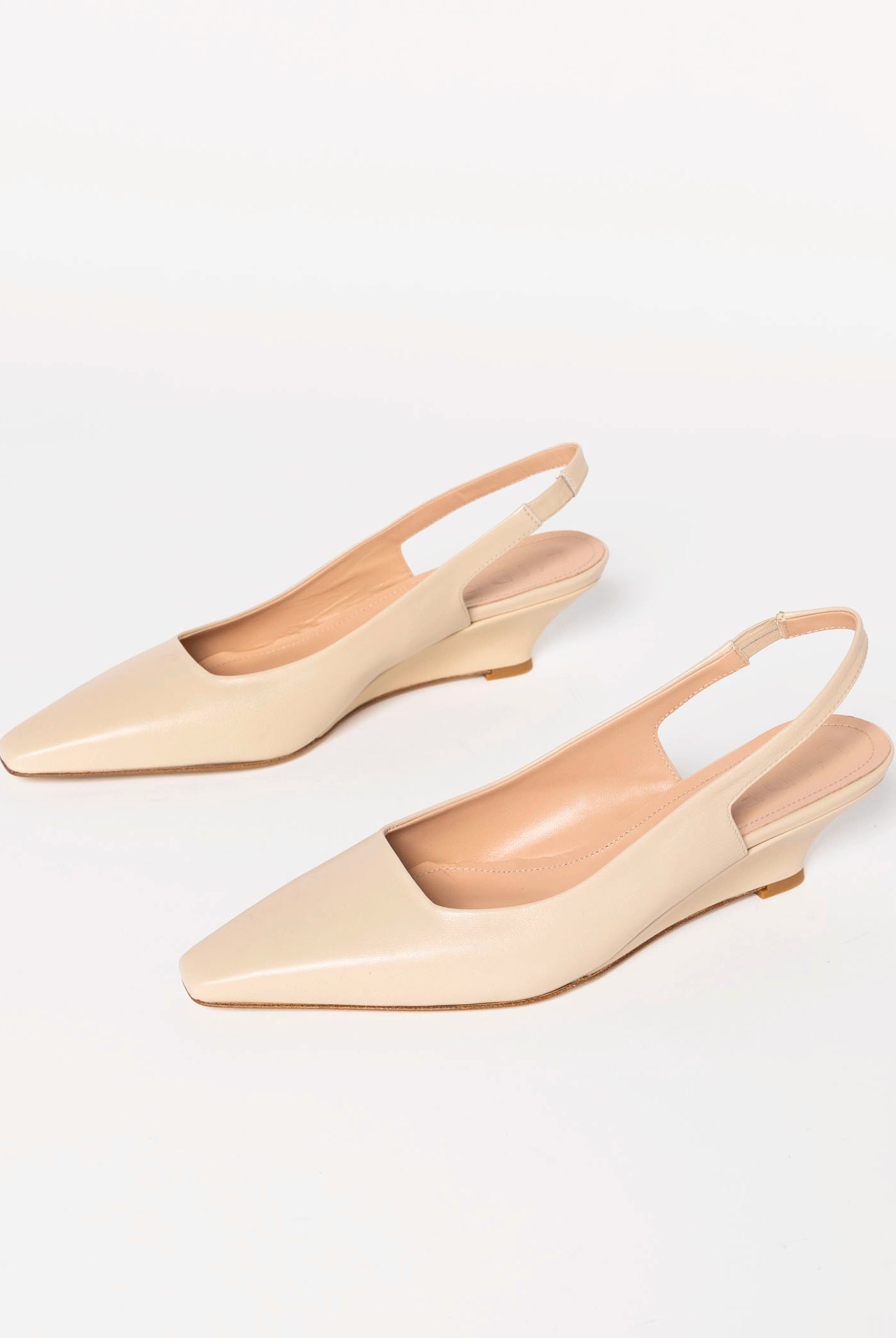swatch_Beige Leather slingback wedge