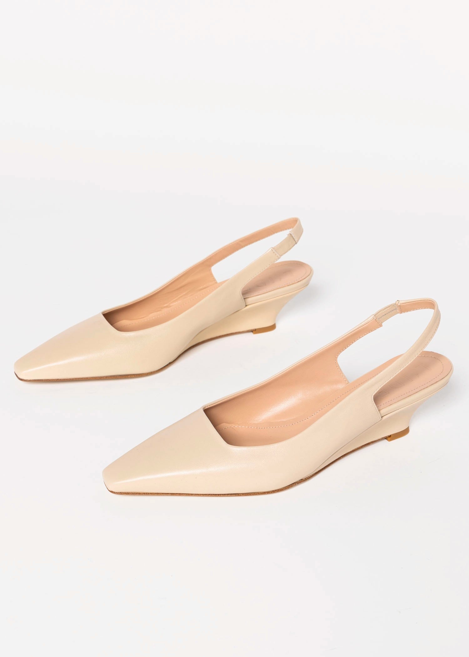 swatch_Beige Leather slingback wedge