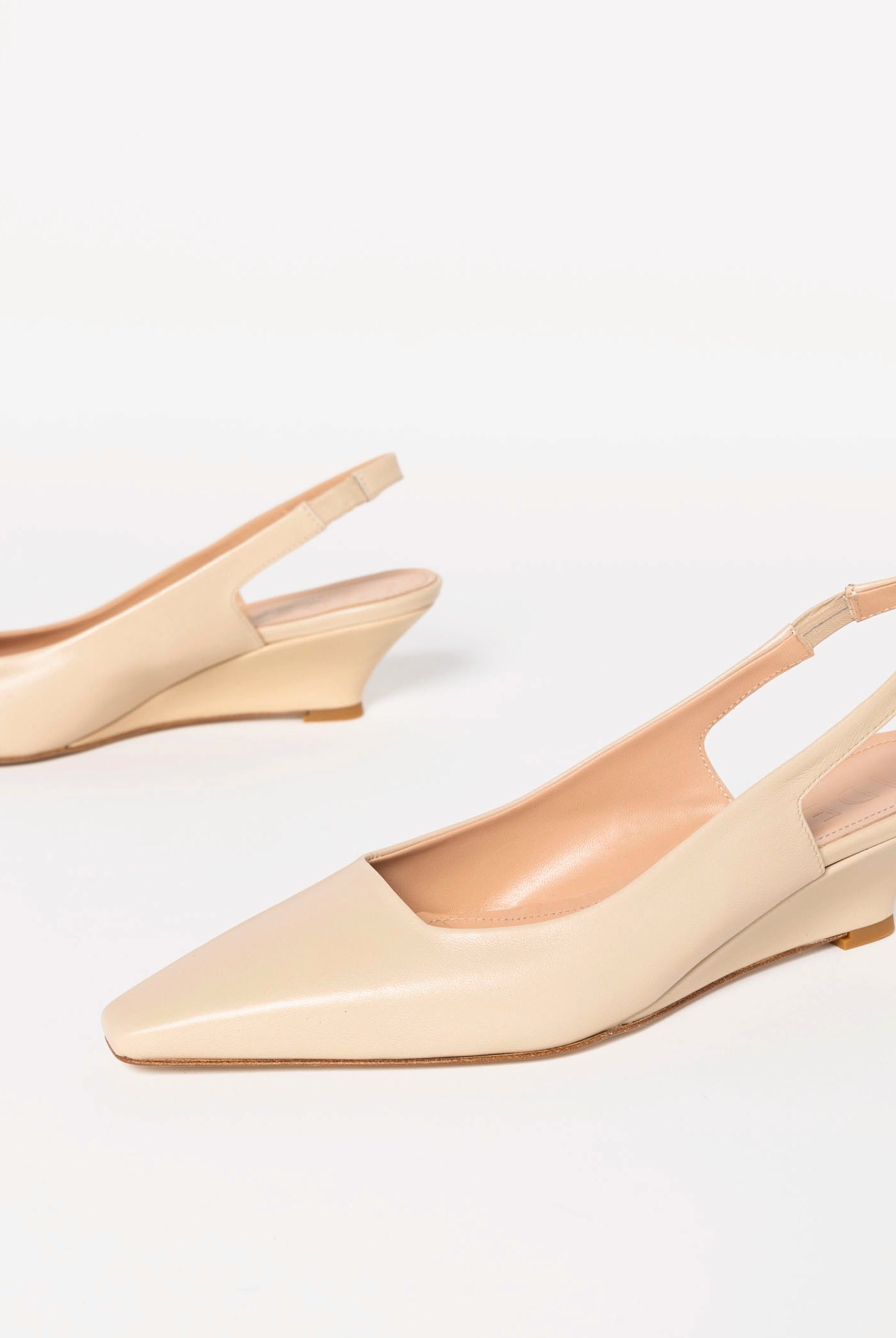 swatch_Beige Leather slingback wedge