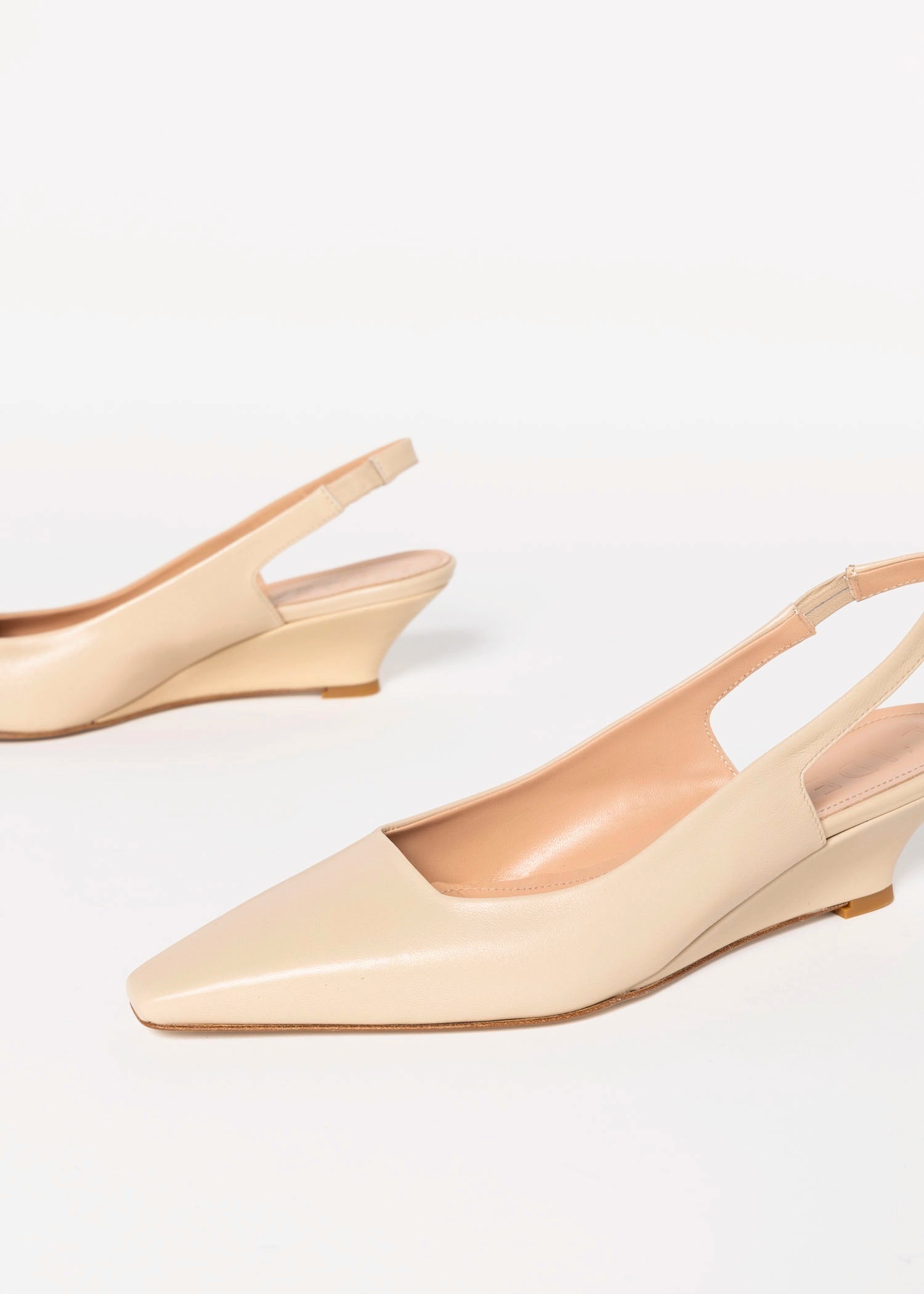 swatch_Beige Leather slingback wedge
