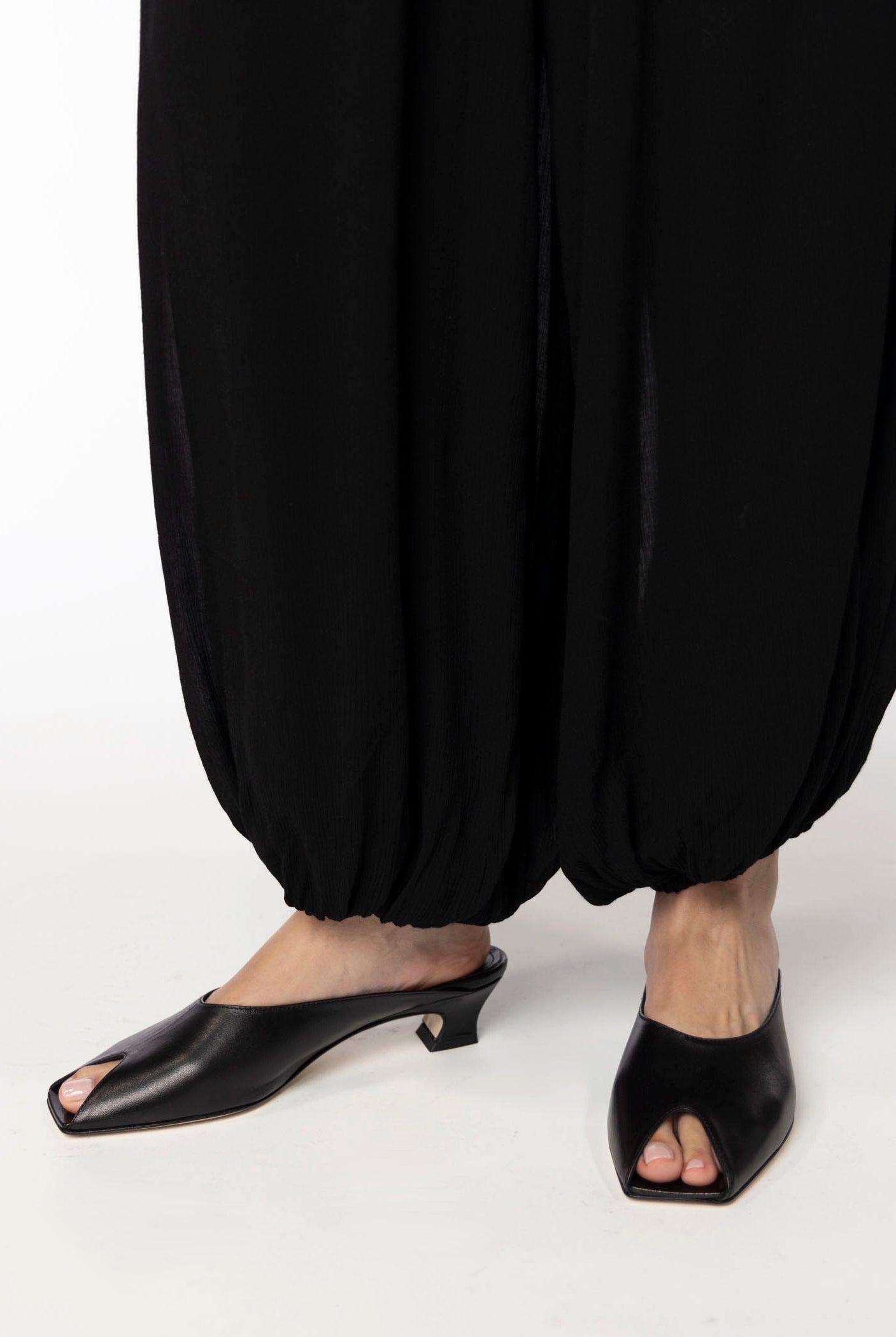 swatch_Black leather peep toe mule L'idea