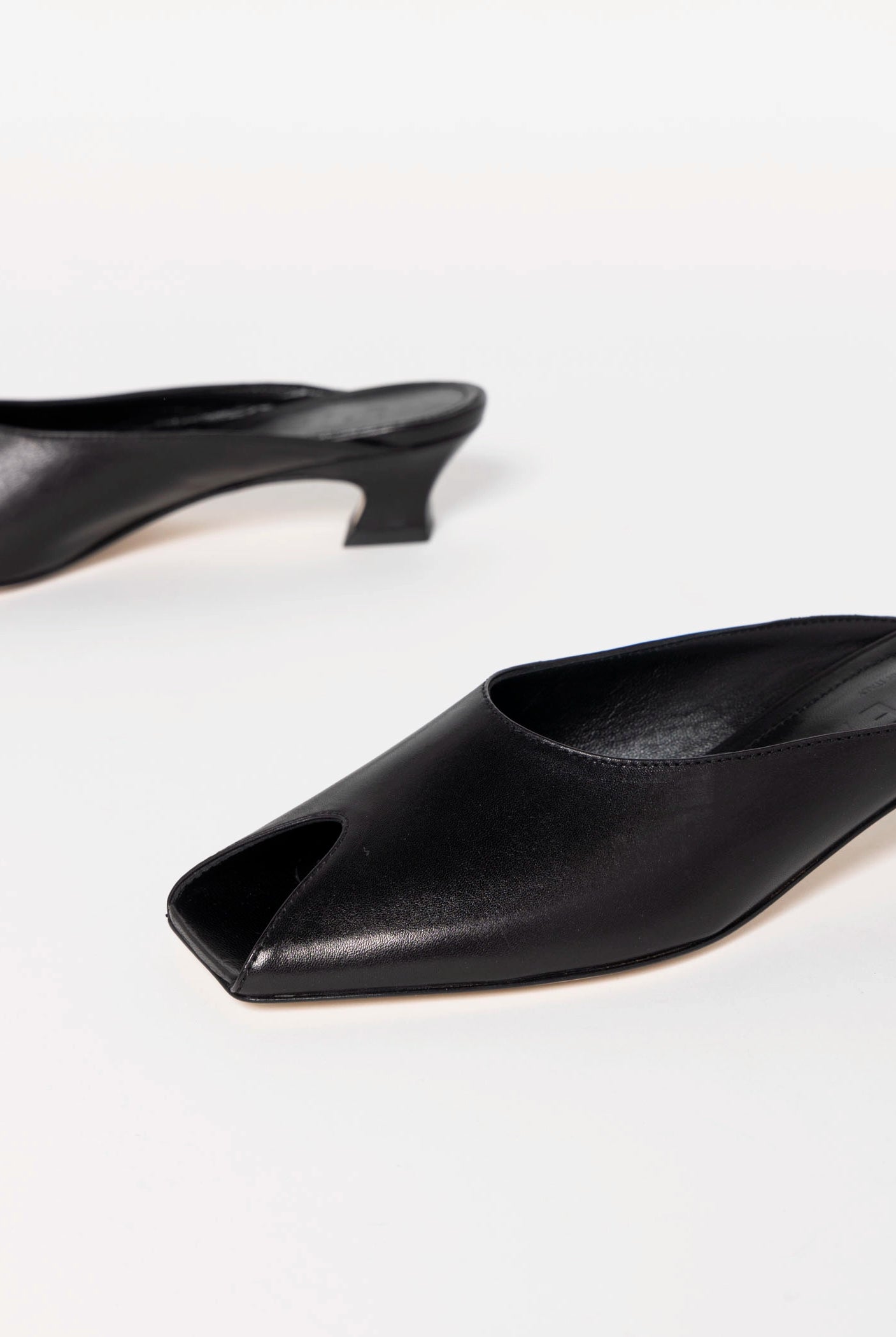 swatch_Black leather peep toe mule L'idea