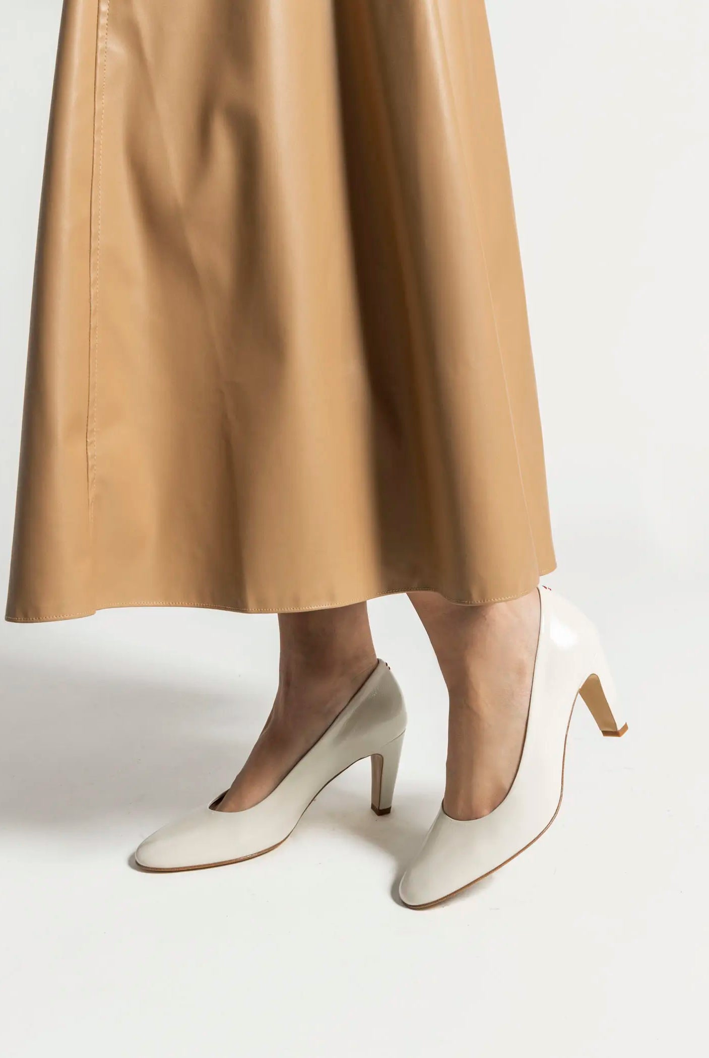 swatch_tofu patent dora round toe pump heels