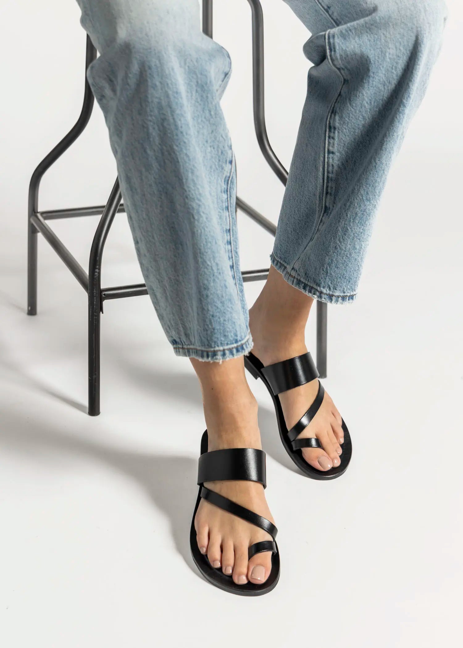 swatch_black leather leather toe ring sandal flat sandals