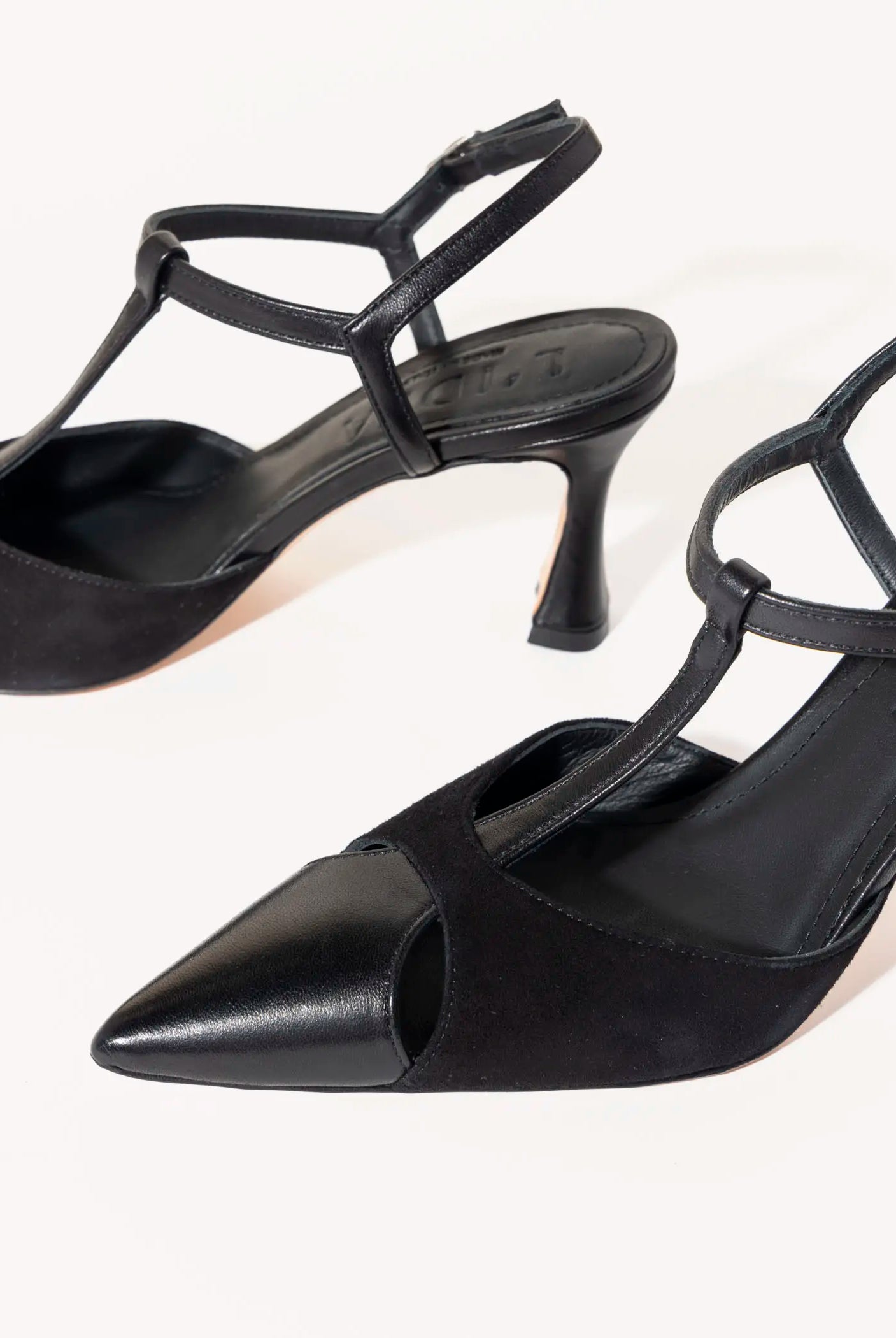swatch_Black/Black pia leather pump