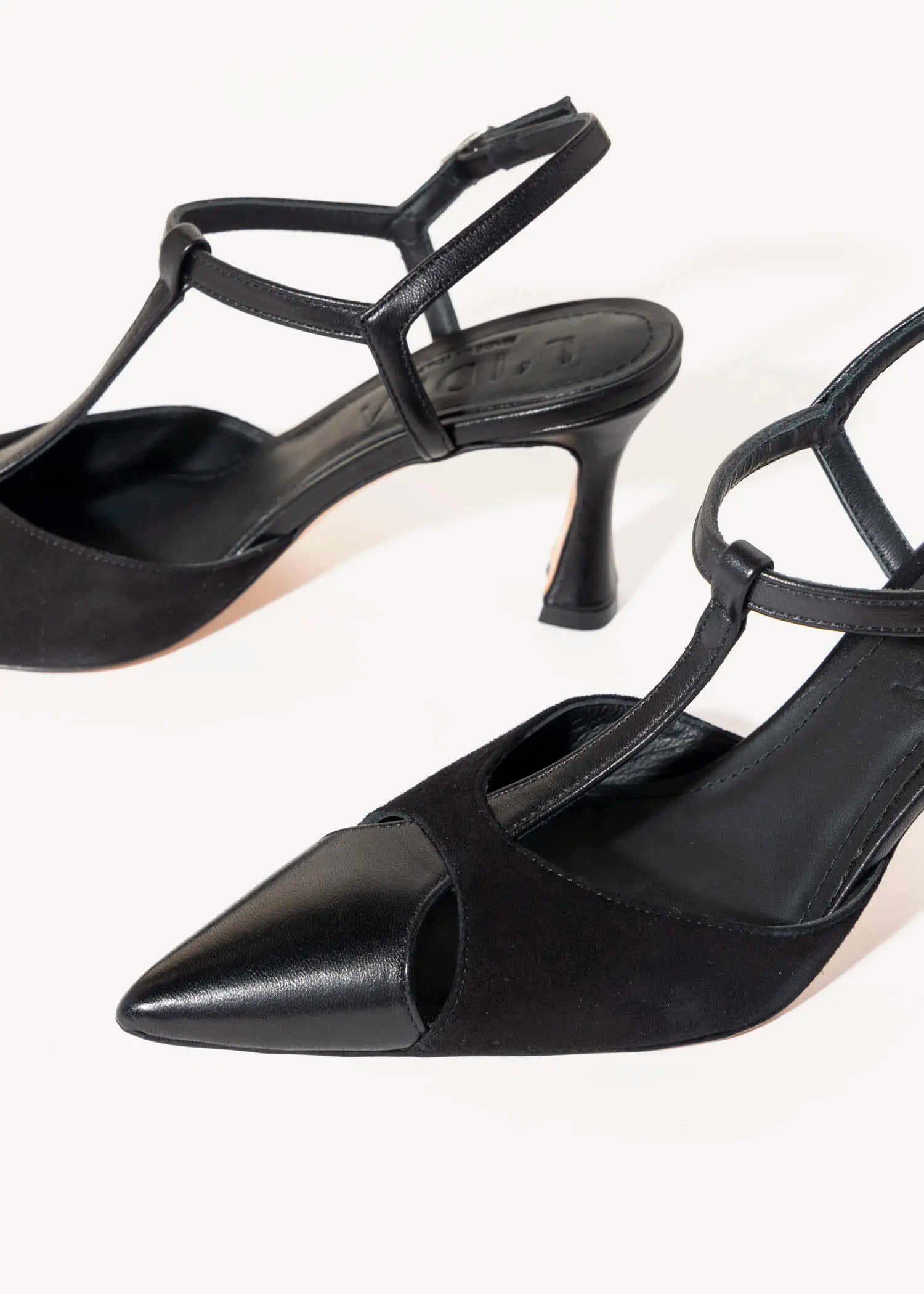 swatch_Black/Black pia leather pump