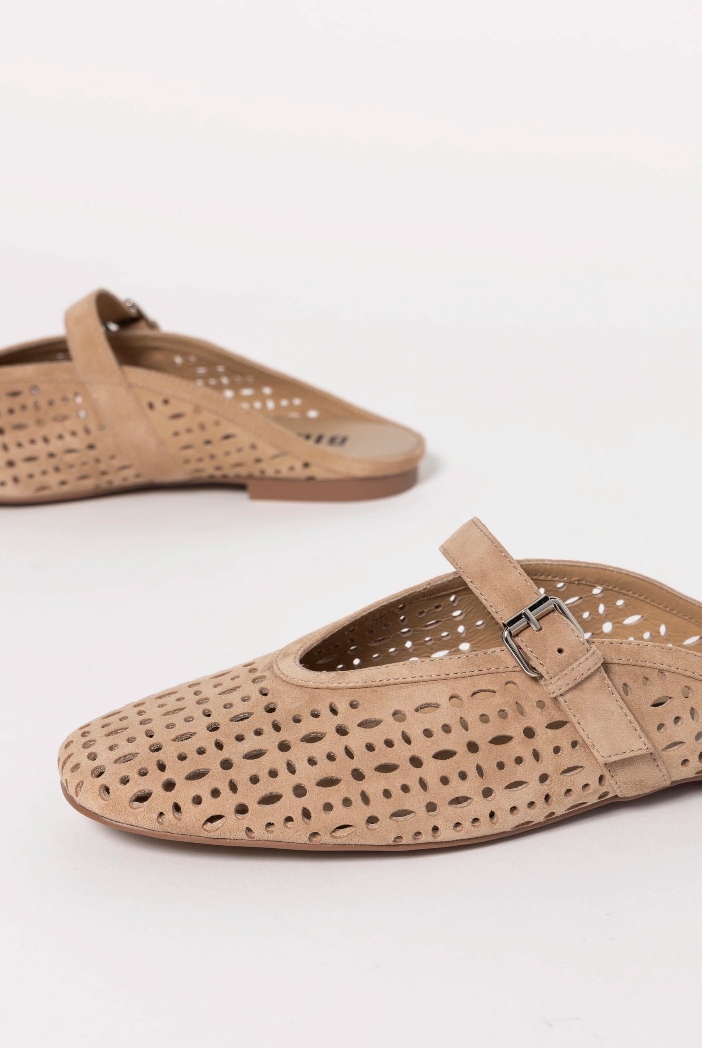 swatch_Beige Suede bibi lou maia flat