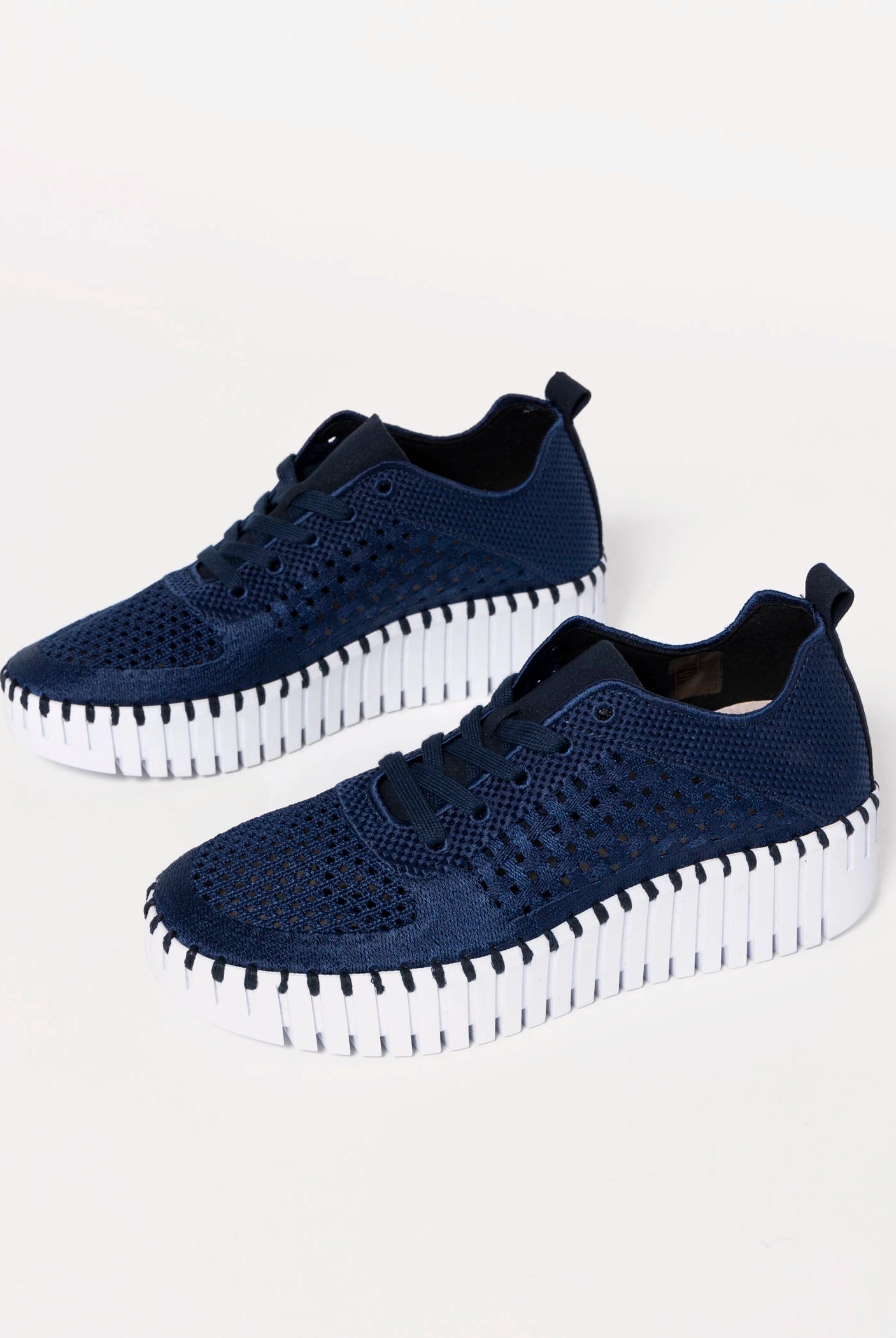 swatch_Indigo ilse jacobsen tulip embroidery sneaker