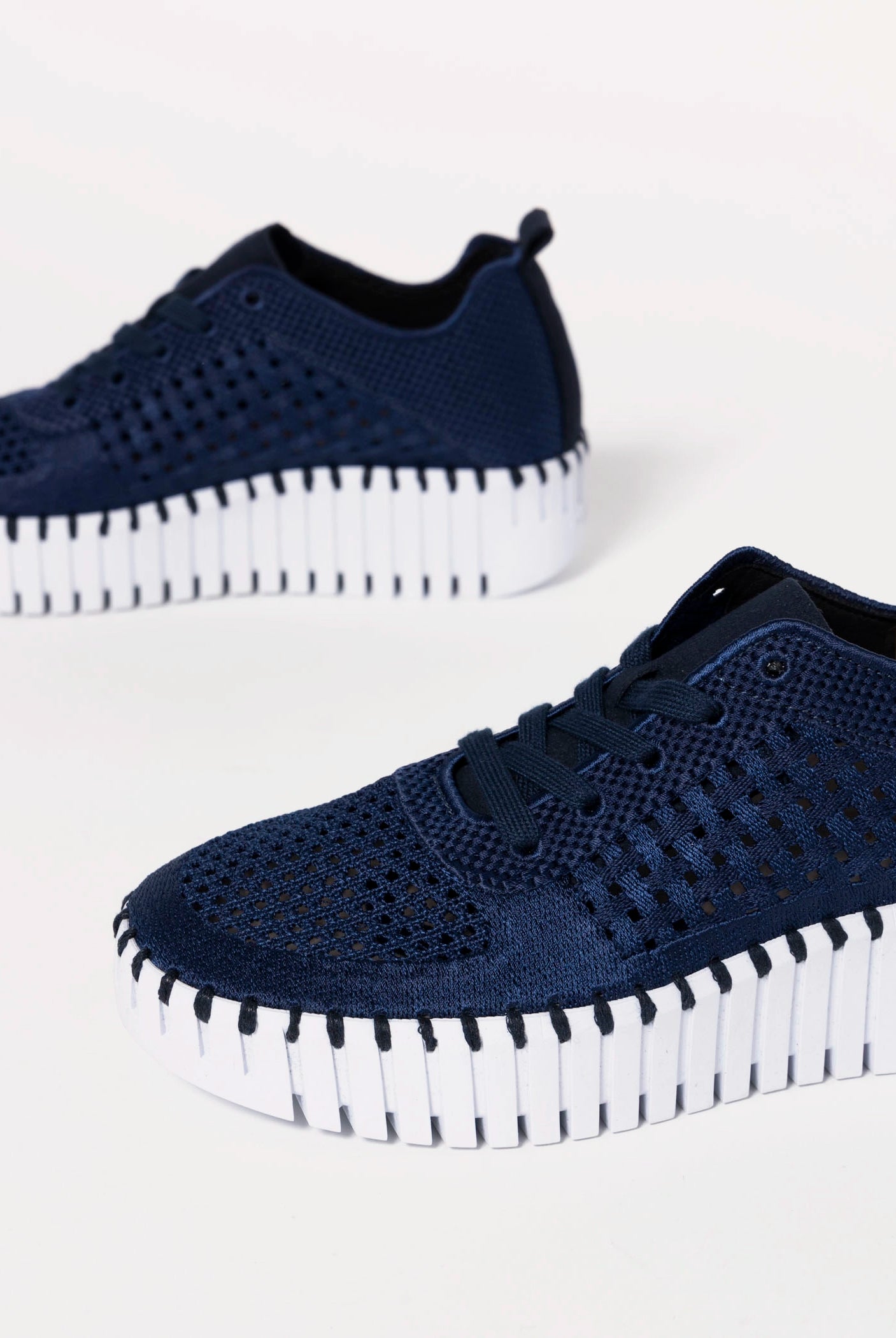 swatch_Indigo ilse jacobsen tulip embroidery sneaker