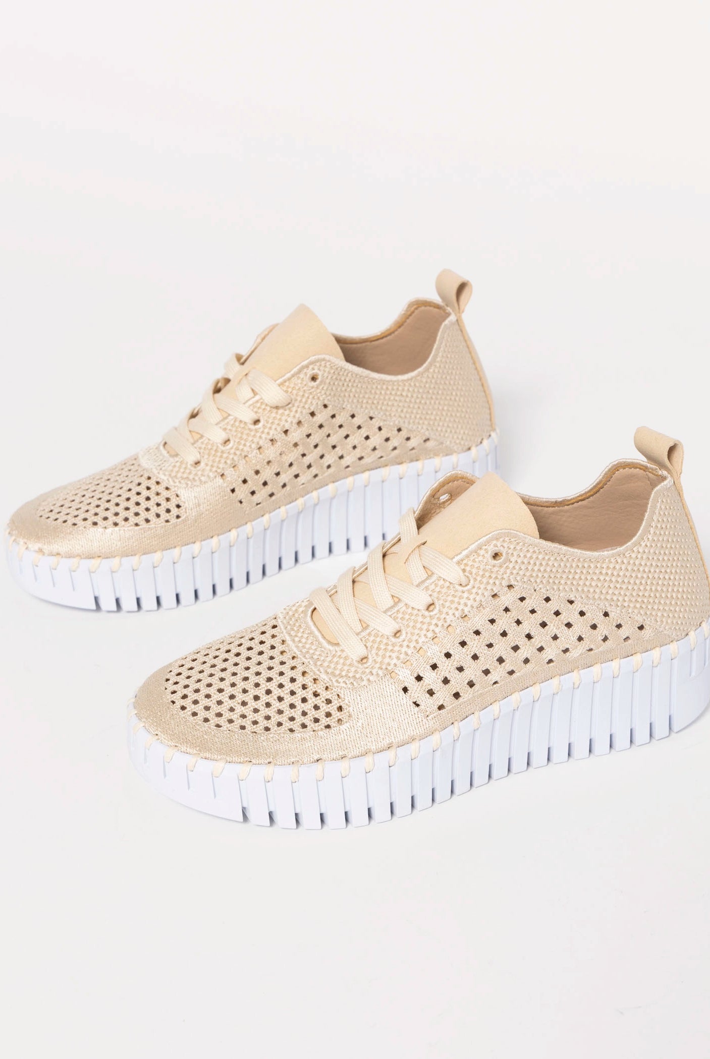 swatch_Kit ilse jacobsen tulip embroidery sneaker