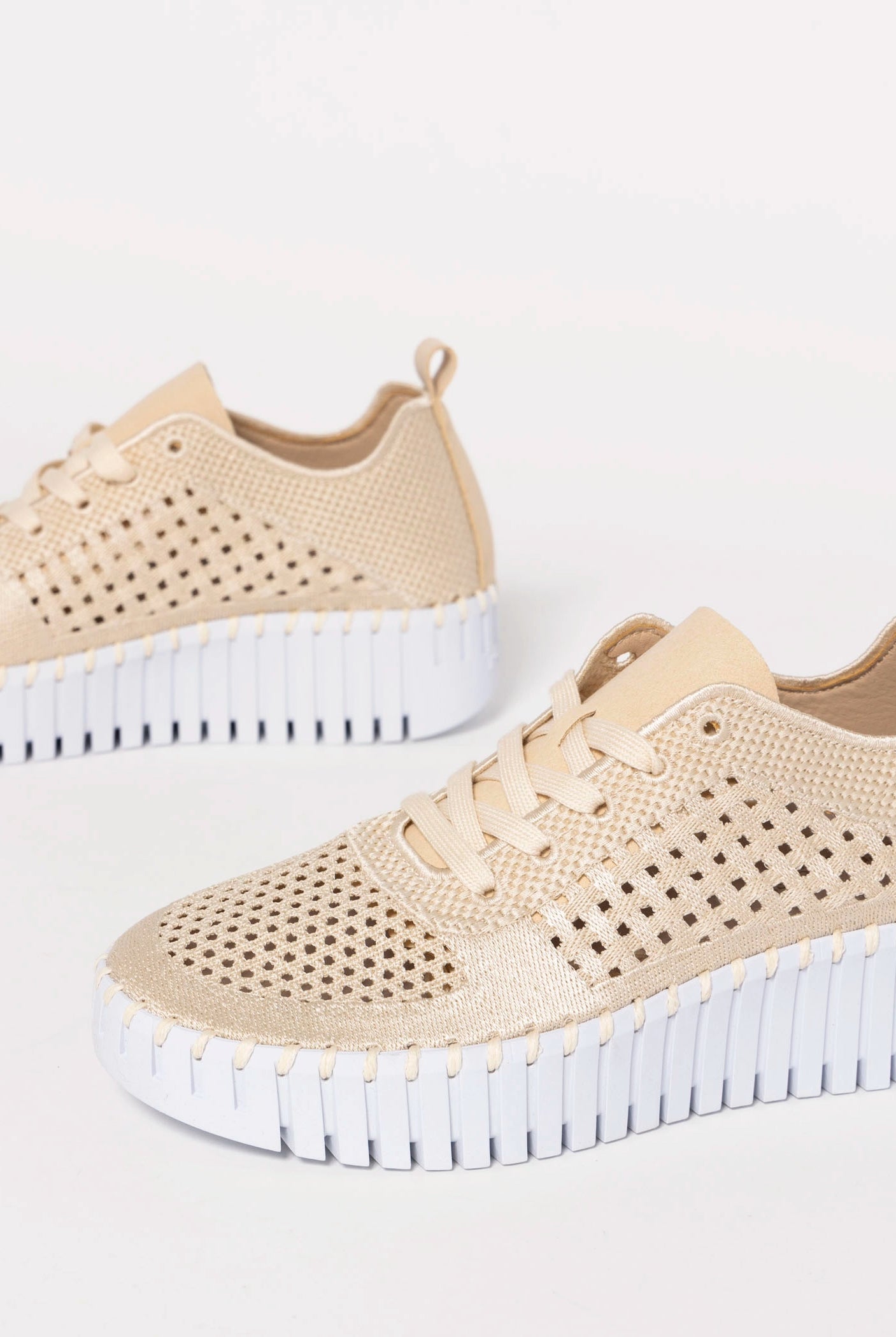 swatch_Kit ilse jacobsen tulip embroidery sneaker