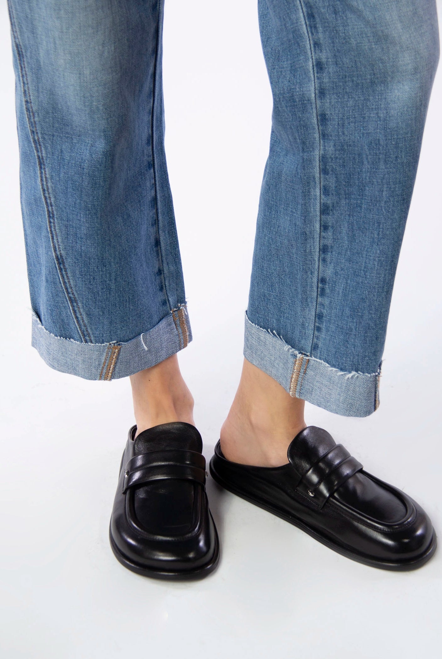 swatch_Black Leather halmanera ivet mule clog