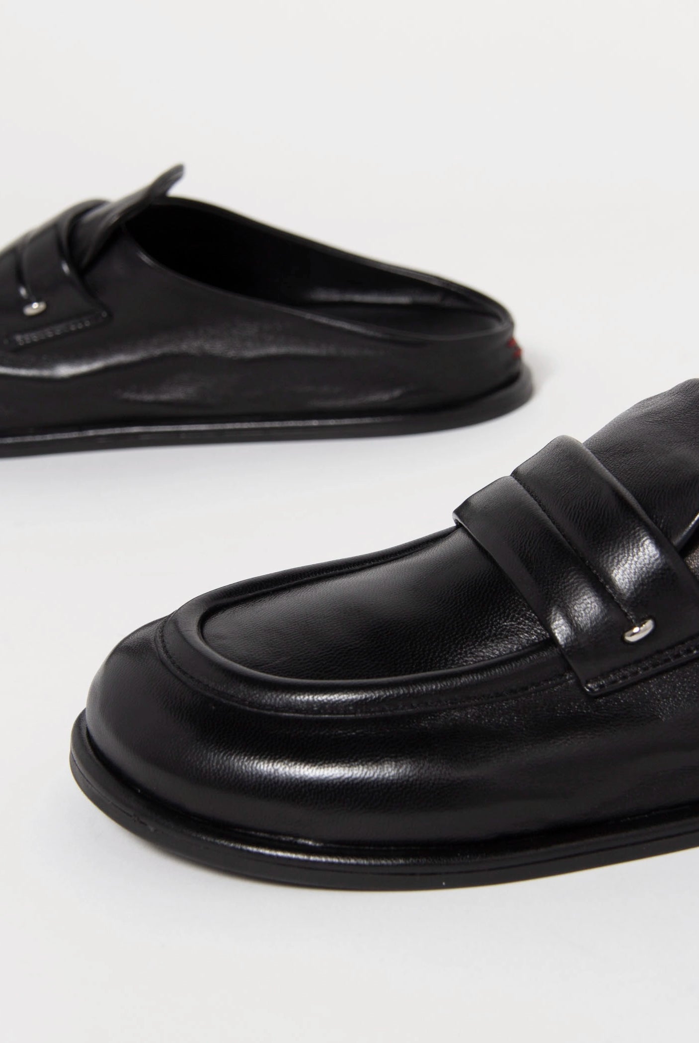 swatch_Black Leather halmanera ivet mule clog