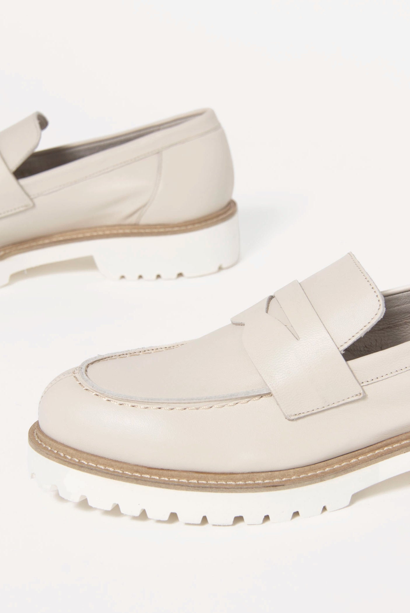 swatch_Ecru Leather l'idea classic penny loafer