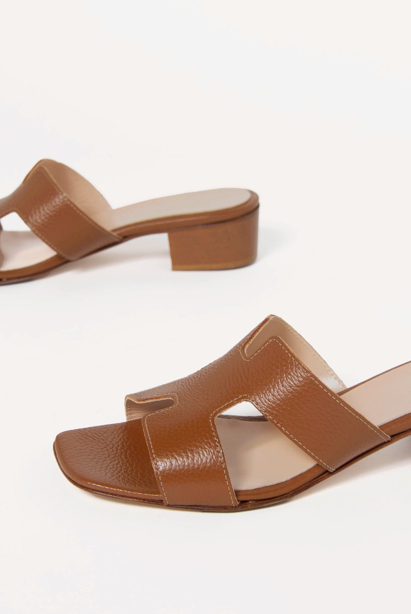 swatch_Brown Leather l'idea heeled slide sandal