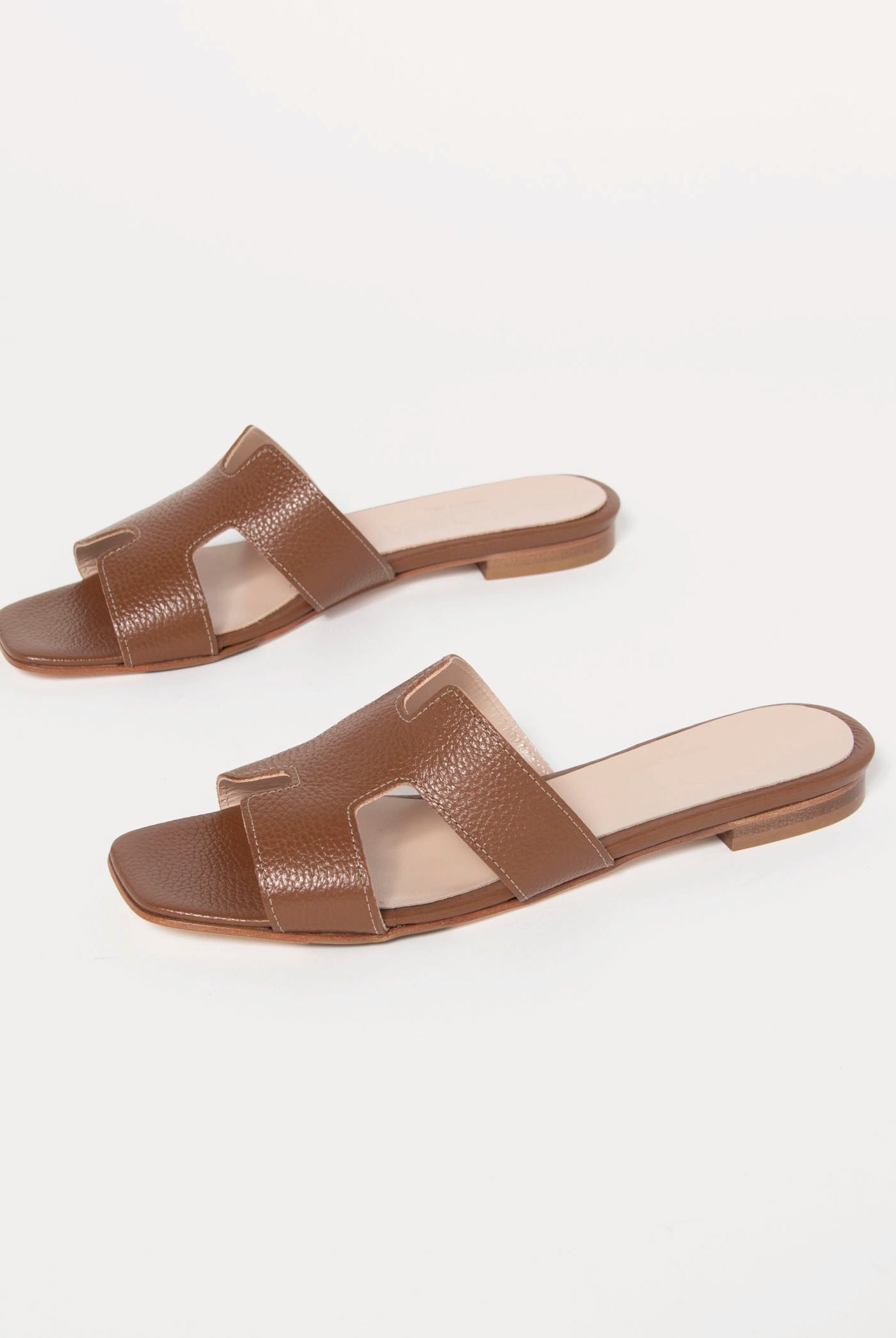 swatch_cuoio leather leather cutout sandal flat sandals