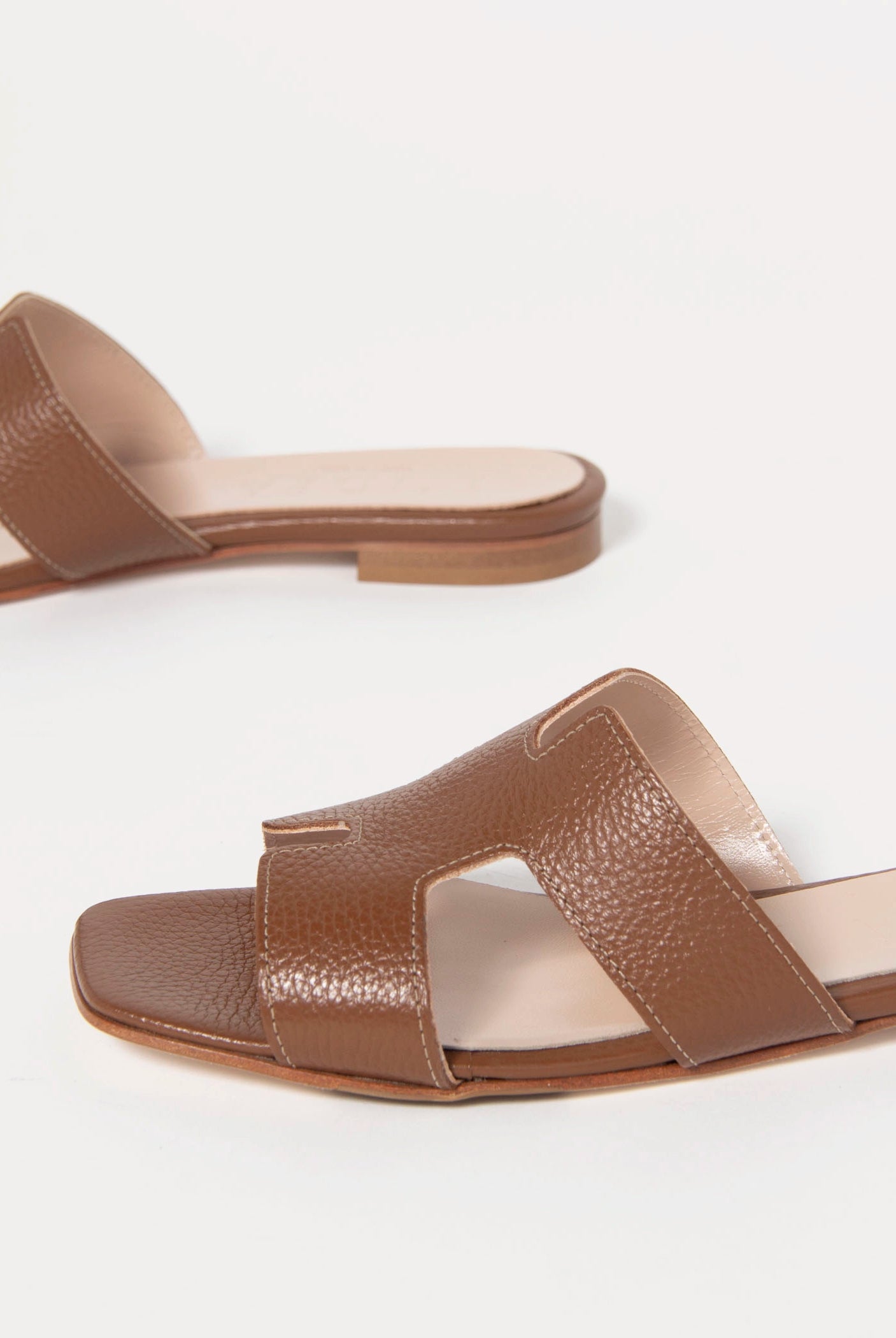 swatch_cuoio leather leather cutout sandal flat sandals