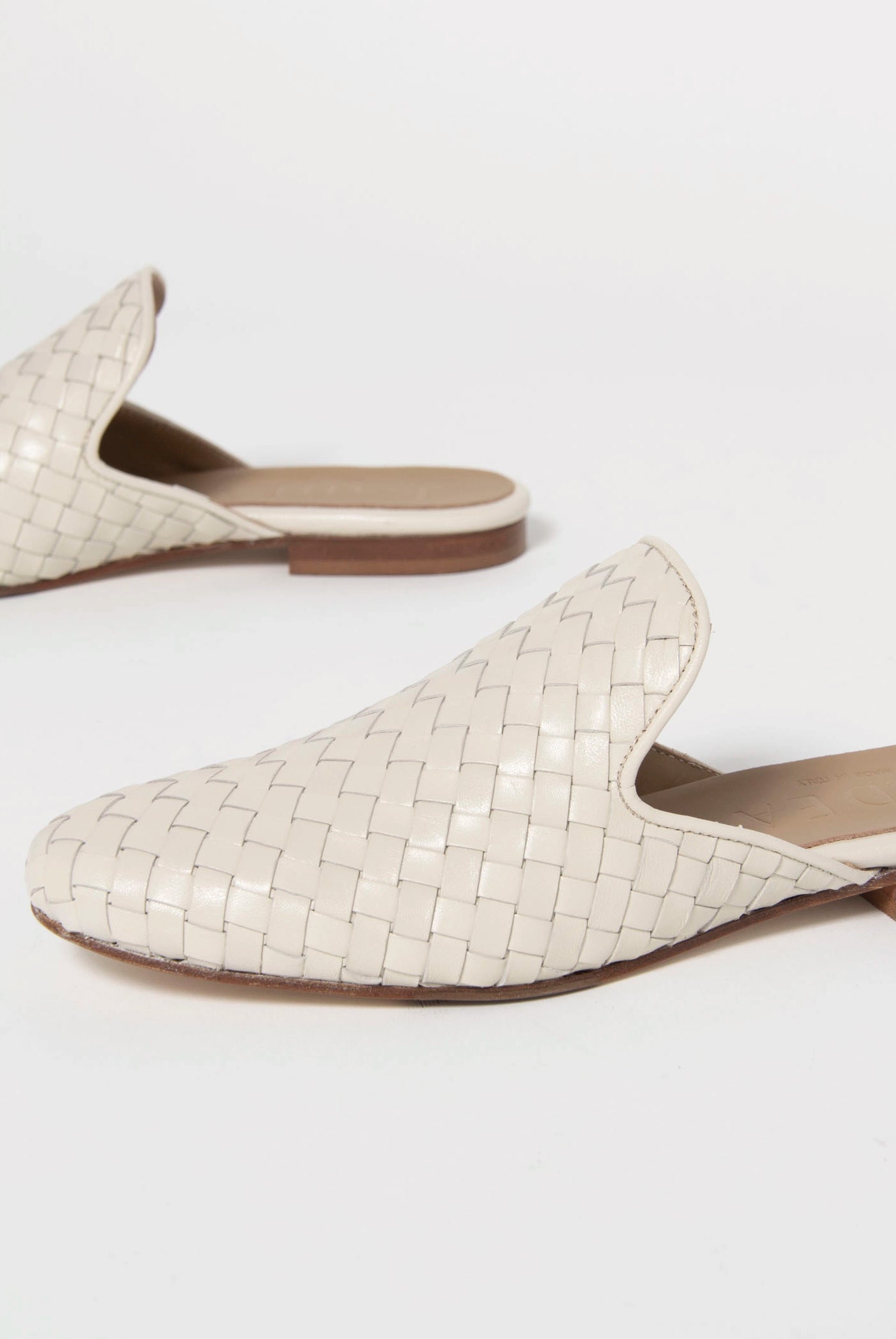 swatch_Ivory Leather l'idea woven mule