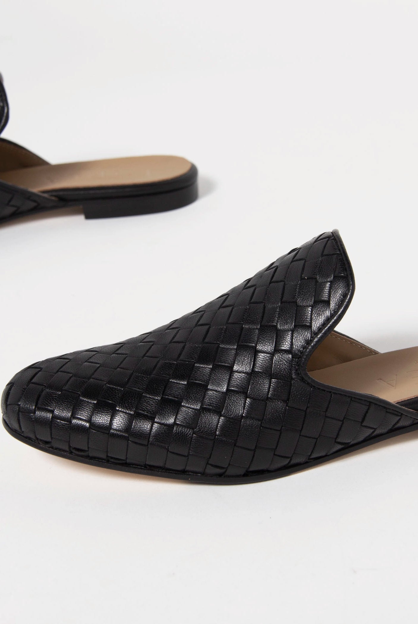 swatch_Black Leather l'idea woven mule