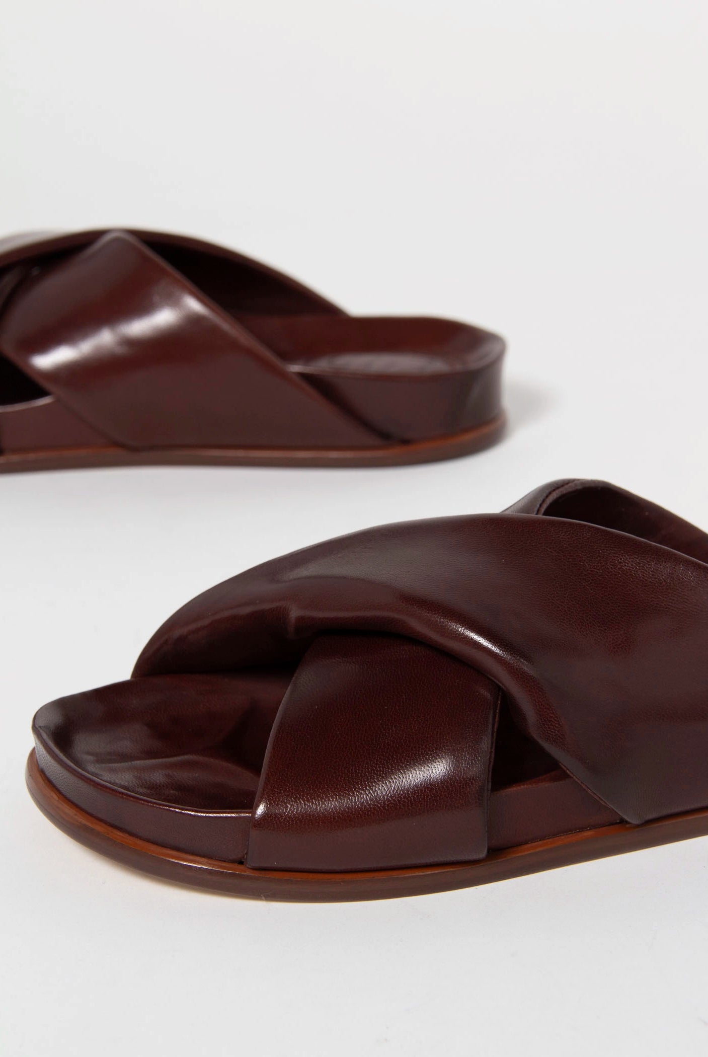 swatch_Cognac Leather l'idea twist leather sandal