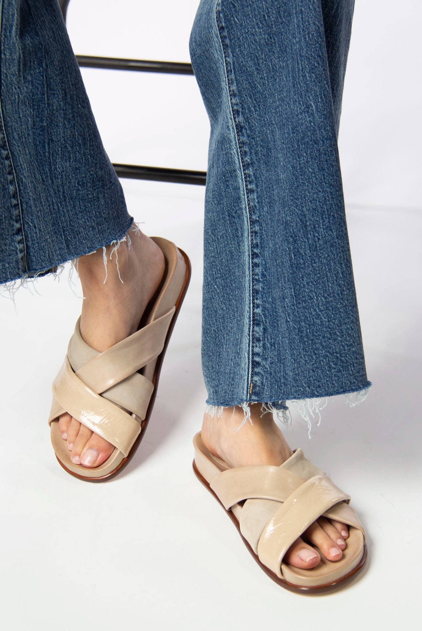 swatch_Beige Multi L'idea cross leather sandal