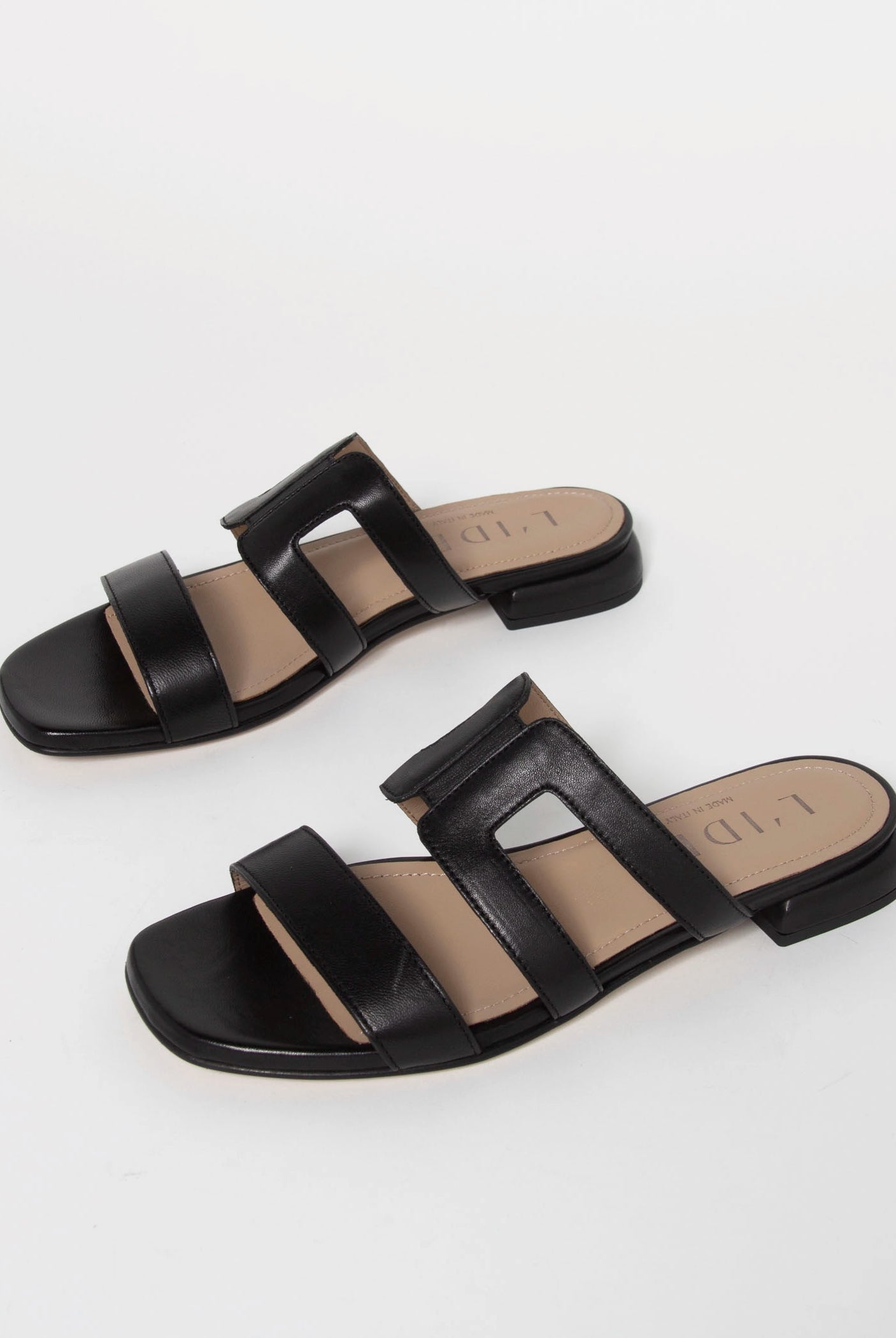 swatch_Black Leather l'idea flat leather sandal