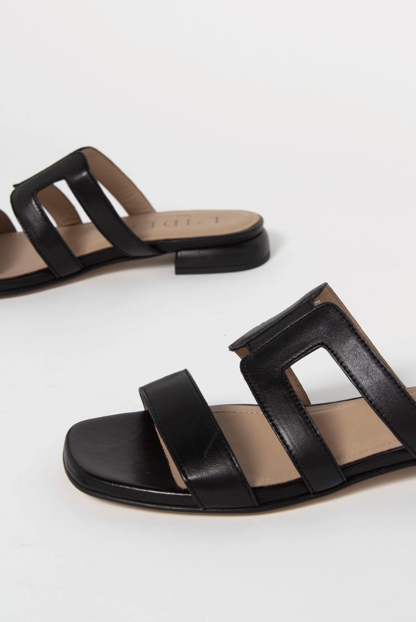 swatch_Black Leather l'idea flat leather sandal