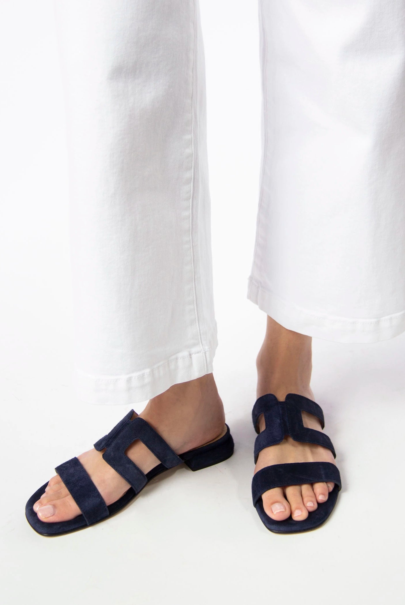 swatch_Navy Suede l'idea flat leather sandal