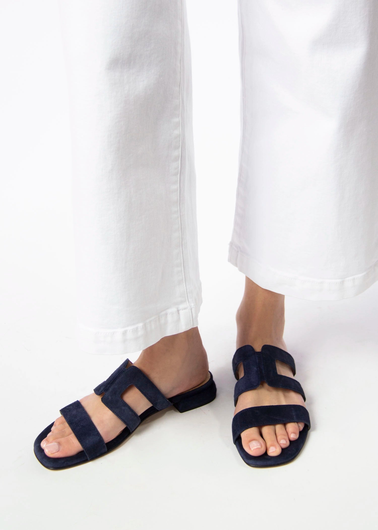 swatch_Navy Suede l'idea flat leather sandal